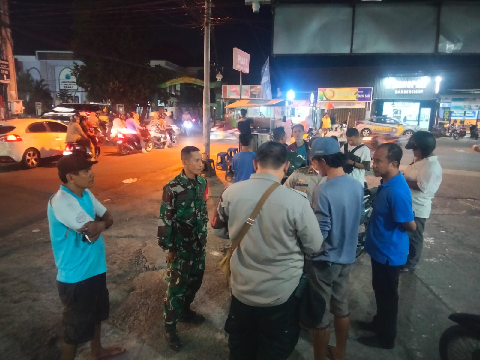 Aparat Polresta Mataram mengamankan lima terduga pelaku pengeroyokan di Jalan Gajah Mada Pagesangan, Kamis malam (9/5)