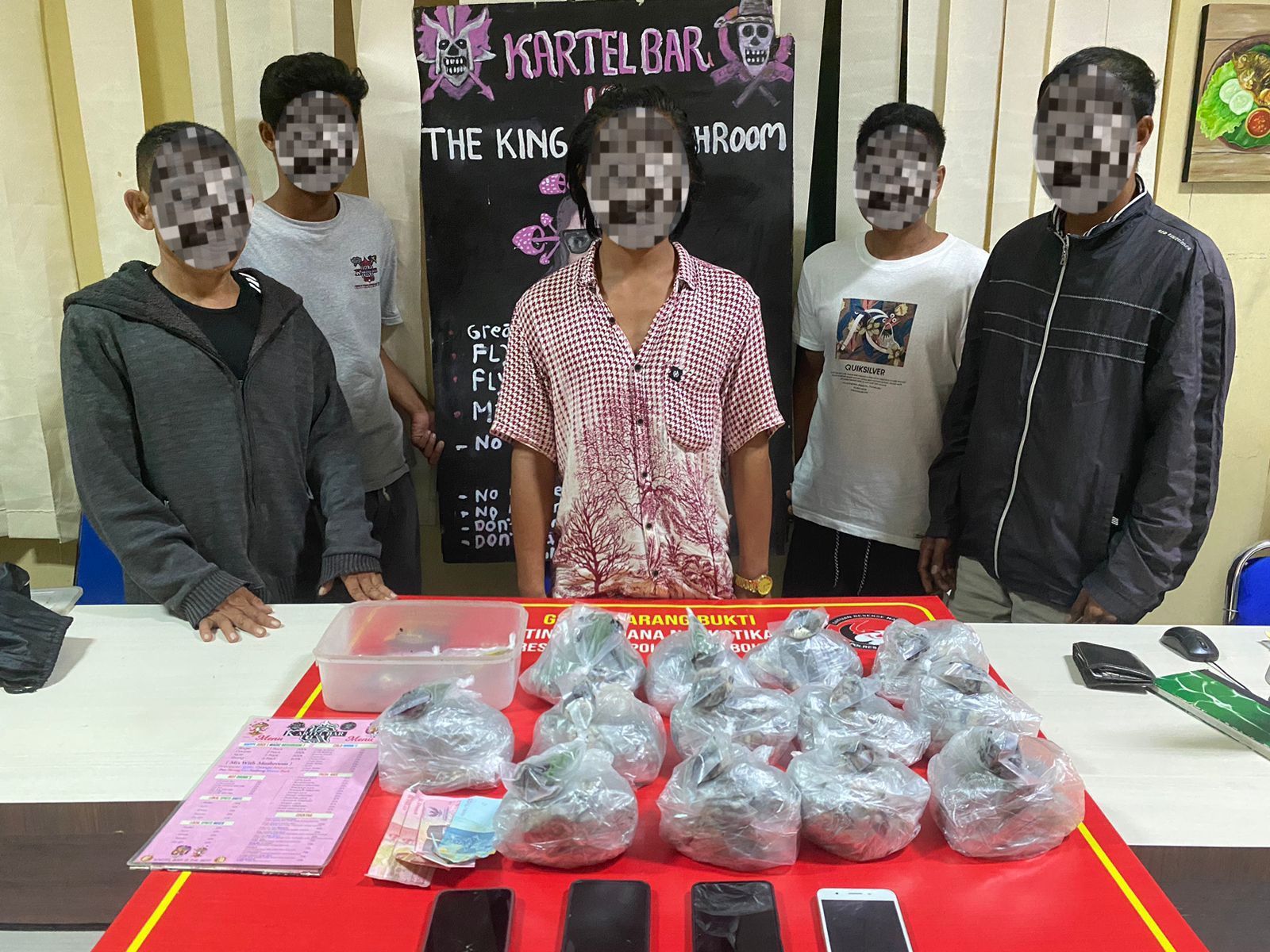 Lima pengedar magic mushroom di Gili Trawangan digerebek aparat Satresnarkoba Polres Lotara. Polisi mengamankan magic mushroom seberat 2,2 kilogram dari mereka.