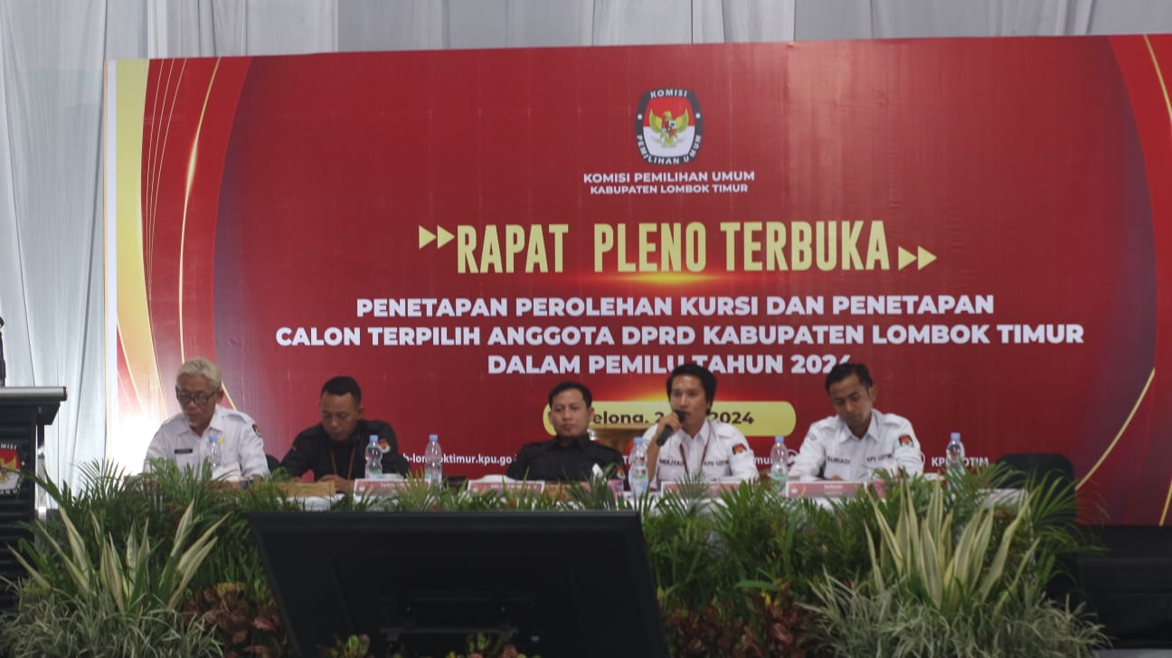 PLENO: KPU Lotim saat menggelar rapat pleno penetapan perolehan suara dan penetapan calon DPRD Lotim terpilih. (FOTO: SUPARDI/LOMBOK POST)&nbsp;