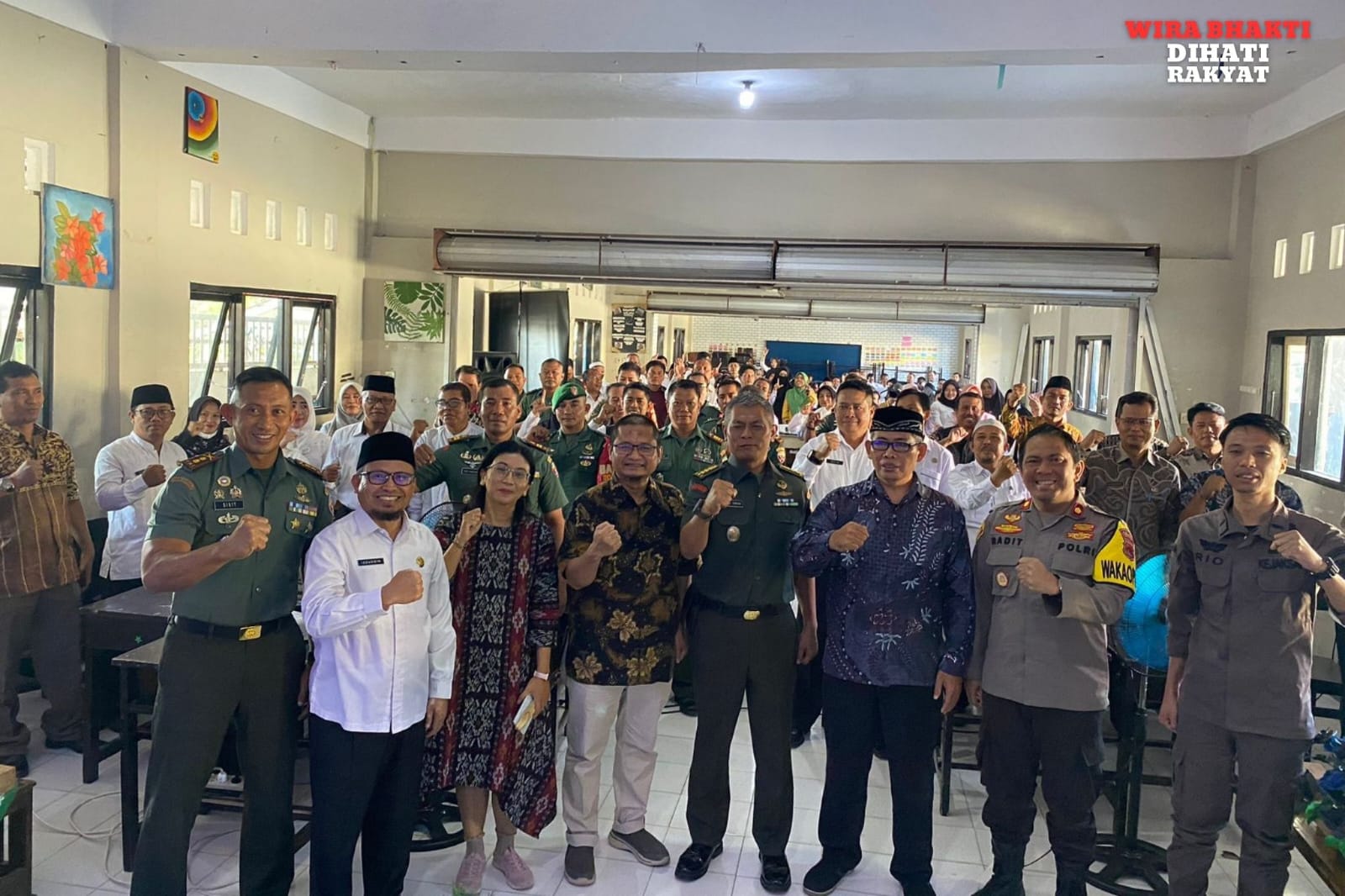 Foto bersama pihak terkait saat menggelar Gernas Tastaka di SMPN 1 Selong, Lotim, Jumat (10/5/2024).