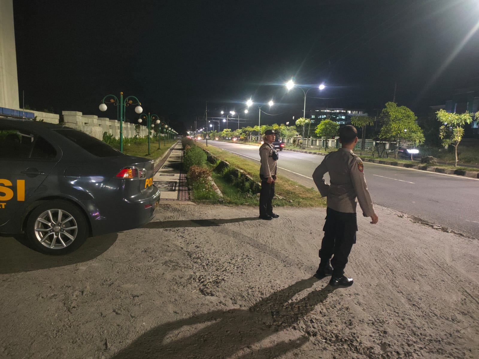 Sejumlah polisi berjaga di depan kantor Bupati Loteng  guna antisipasi balap liar di lokasi tersebut.