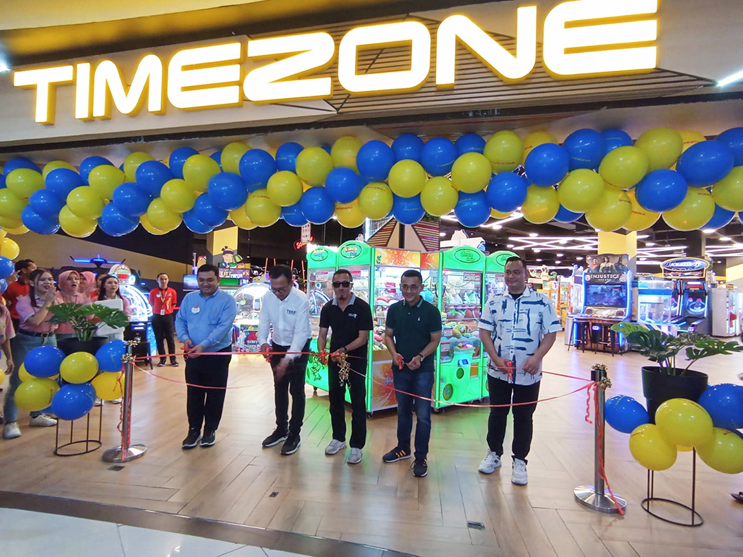 LAUNCHING: Vice GM Operations The Entertainment & Education Group (TEEG) Paulus Gurning (dua kiri) bersama Kabid Pengembangan Destinasi Wisata Dispar NTB Chandra Aprinova (tengah)