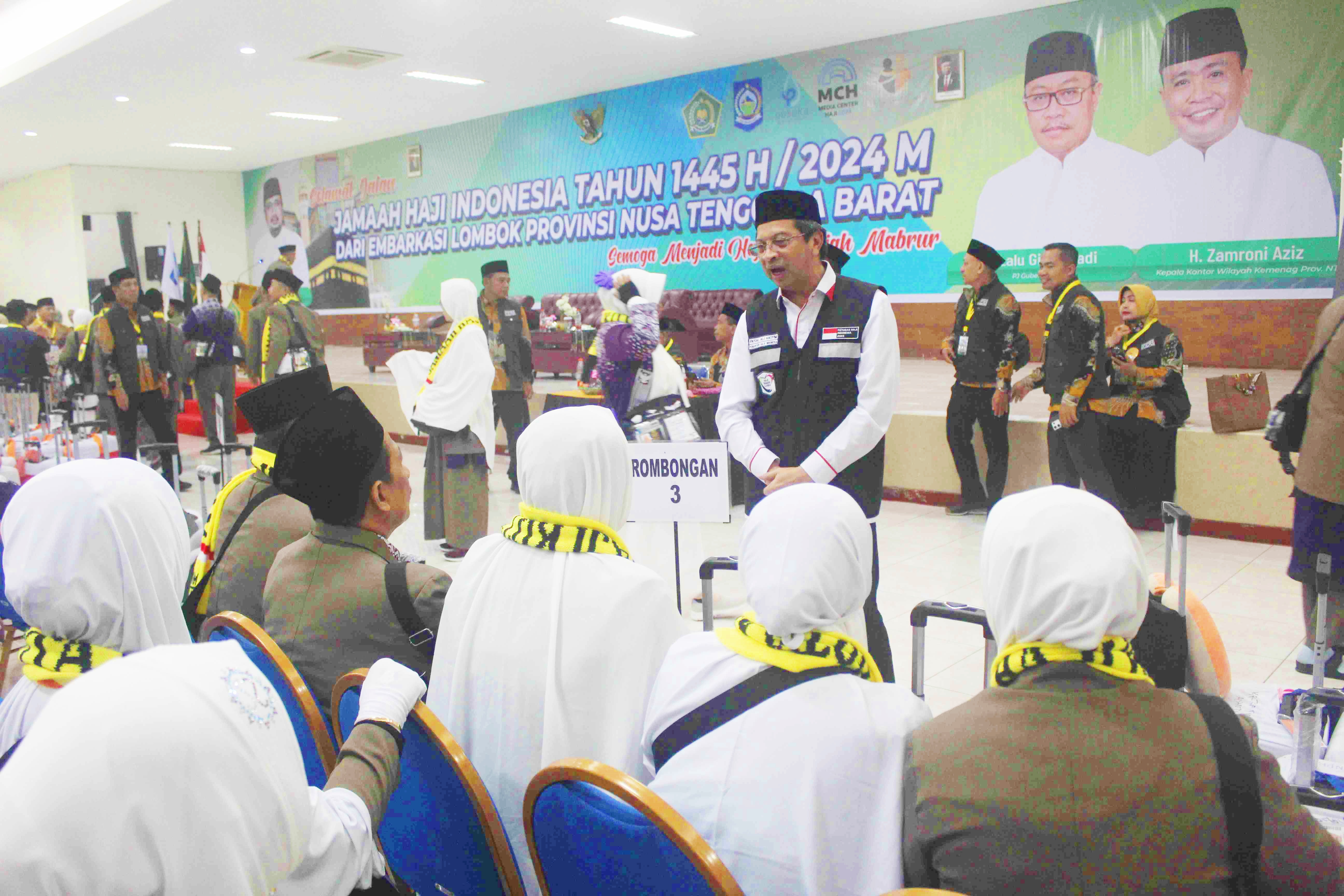 SALING MENGINGATKAN: Irjen Kemenag pusat H Faisal Ali Hasyim (berdiri) saat berbincang dengan sejumlah JCH asal Kota Mataram sebelum bertolak ke Bandara Internasional Zainuddin Abdul Madjid Lombok