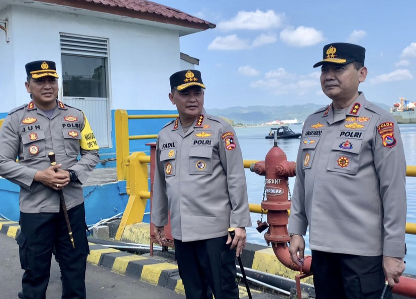 PENGAMANAN: Kabaharkam Mabes Polri Komjen Fadil Imran (tengah) bersama Kapolda NTB Irjen Pol Raden Umar Faroq (kanan), dan Kapolres Lobar AKBP Bagus Nyoman Gede Junaedi (kanan) mengecek pengamanan