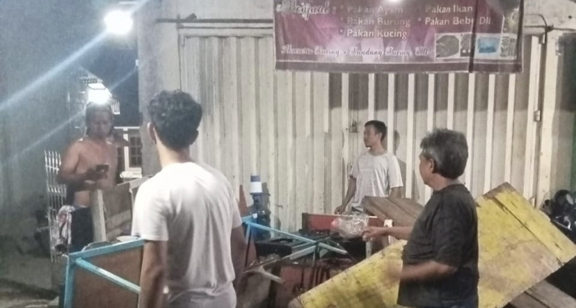 KERIBUTAN: Kondisi lapak yang dirusak saat keributan di Montong Buwuh, Meninting, beberapa waktu lalu.