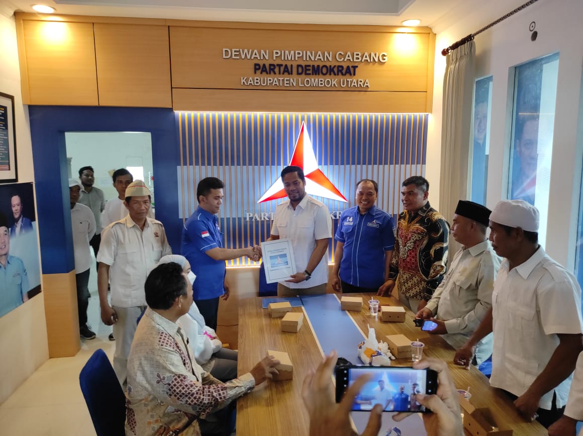 SUDAH TUTUP: Tim Satgas Demokrat Pilkada KLU saat menerima pendaftaran salah satu bacalon di Kantor DPC Demokrat Lombok Utara, beberapa hari lalu.