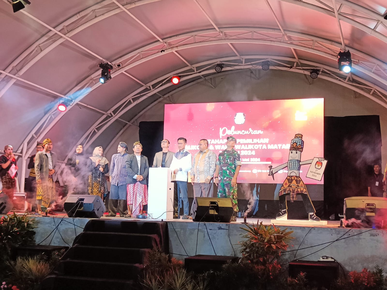 IKONIK: Maskot Si Meton (paling kanan) dalam peluncuran Pemilihan Wali Kota Mataram oleh KPU Kota Mataram, Sabtu (11/6).