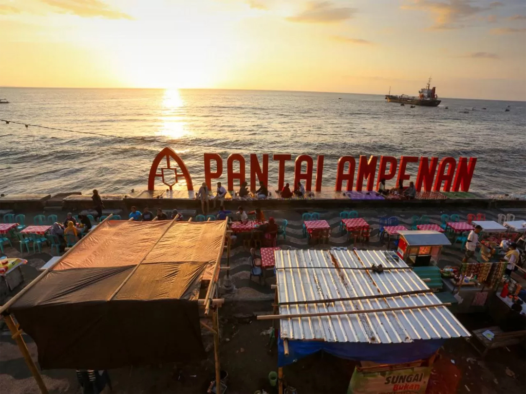 AKAN DIREVITALISASI: Pemandangan Pantai Boom Ampenan sangat indah saat sore hari. Pemkot Mataram akan merevitalisasi pantai tersebut tahun ini.