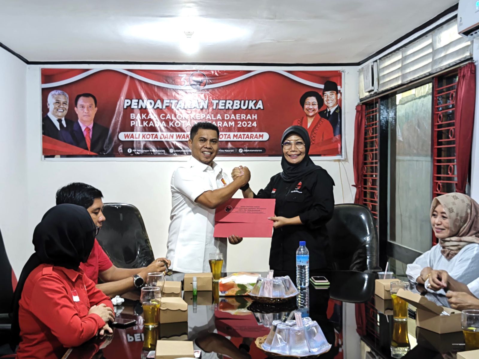 LANGKAH POLITIK: Abd Rahman menyerahkan berkas pendaftaran Bakal Calon Wali Kota Mataram ke DPC PDIP Kota Mataram, diterima oleh Nyayu Ernawati, Sabtu (11/6).