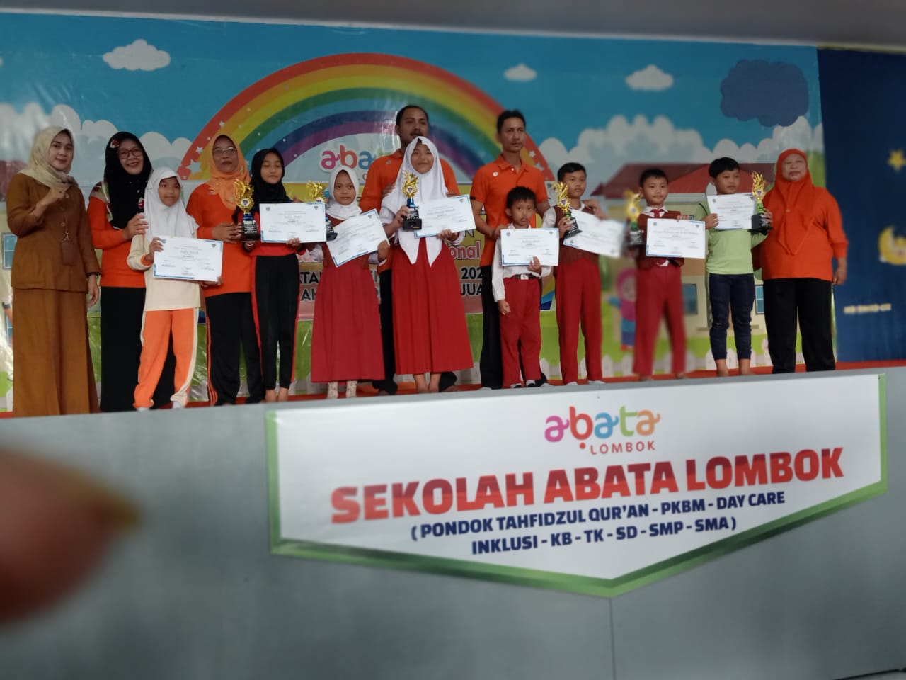JUARA: Para murid yang meraih medali ajang OSN tingkat Kecamatan Ampenan bersama pembina di SDIT Abata, pekan lalu.