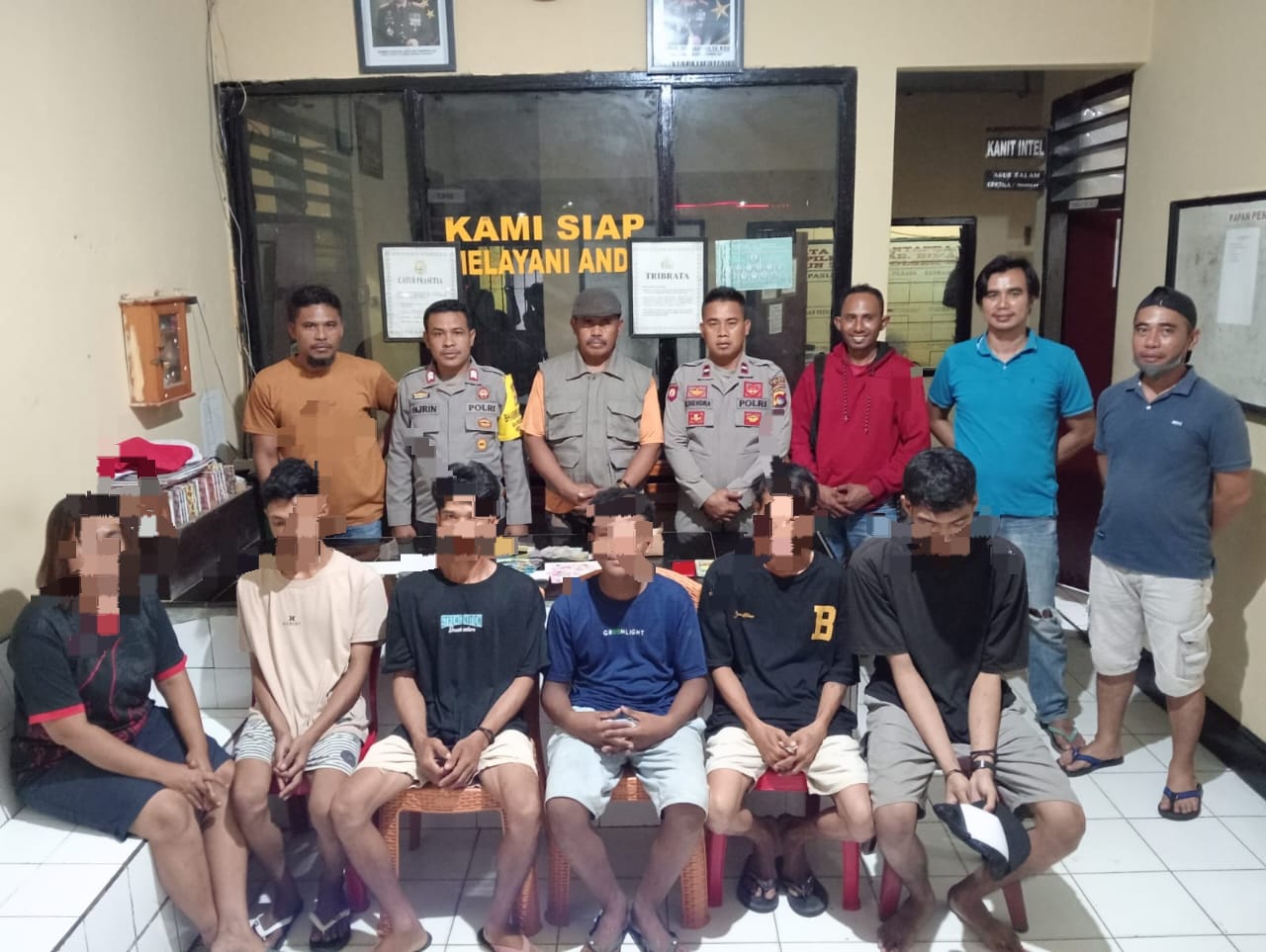 DIAMANKAN: enam orang tersangka pengedar narkotika