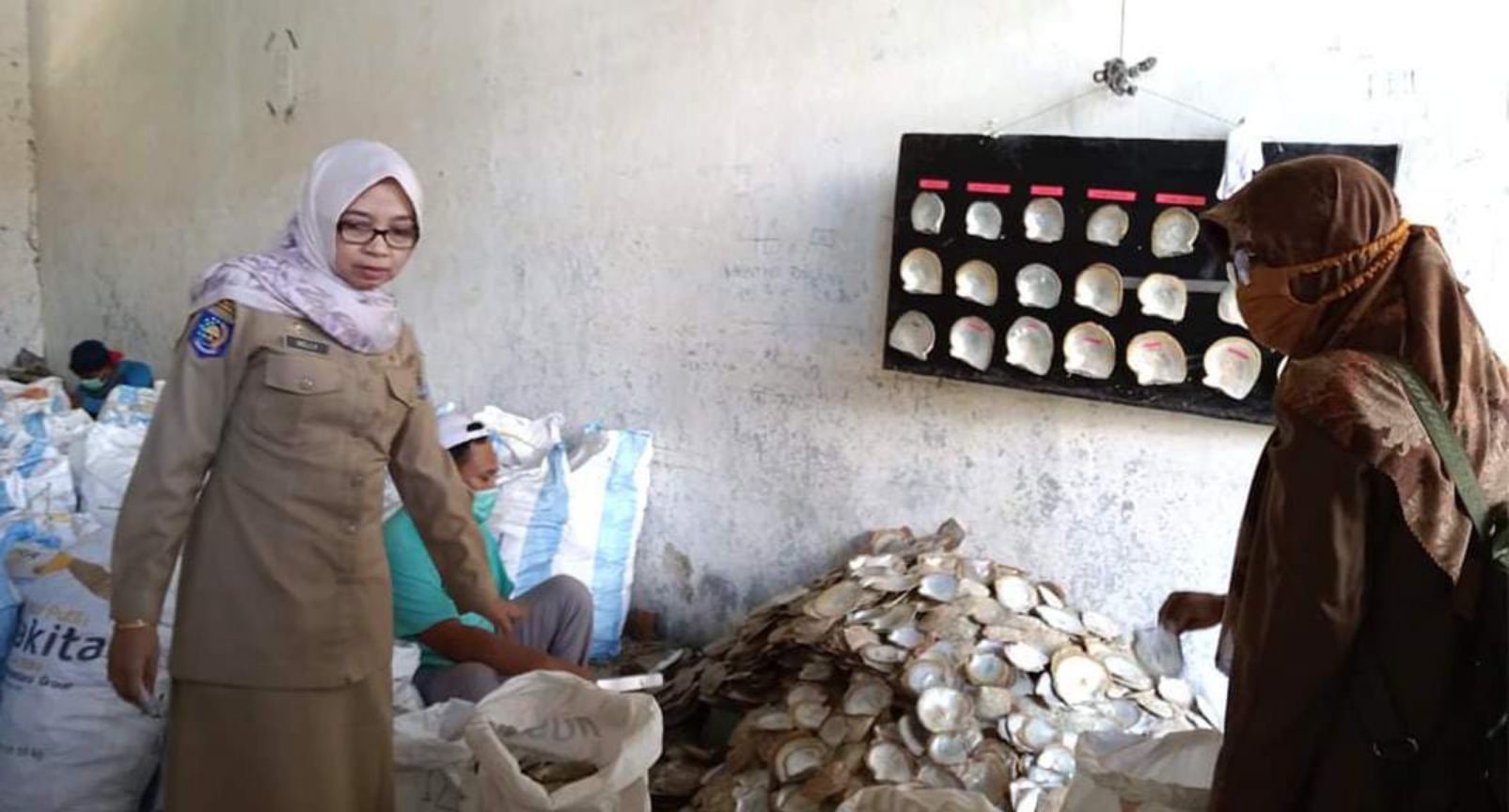 KUNJUNGAN: Kepala Disdag NTB Baiq Nelly Yuniarti saat mengunjungi sentra kerajinan kulit kerang di Sekotong, Lombok Barat, beberapa waktu lalu.