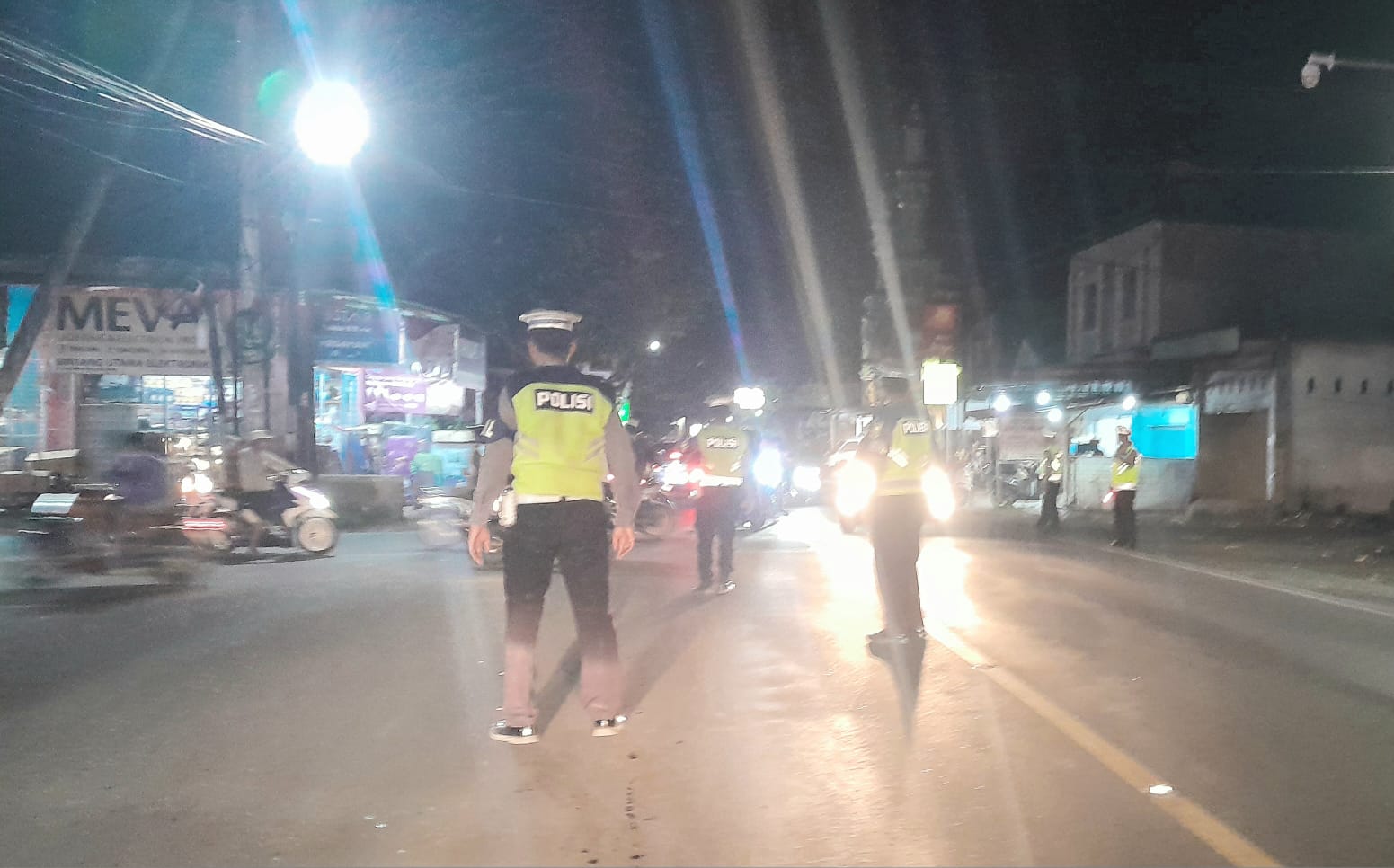 PENGAMANAN: Polisi sedang melakukan pengamanan di jalan sekitar daerah Montong Buwuh, Meninting, Batulayar, Lobar.