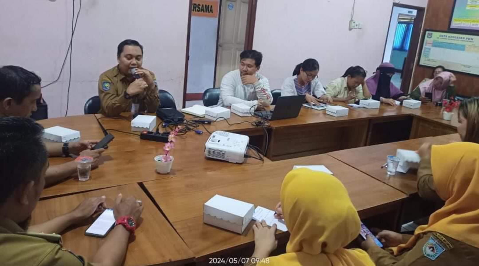 SOSIALISASI UMKM: Kepala UPTD BP3UD Disdag NTB Lalu Afghan Muharor (tiga kiri) saat melakukan sosialisasi pada belasan pelaku UMKM di Aula Kelurahan Karang Taliwang, Kecamatan Cakranegara, Kota Matara