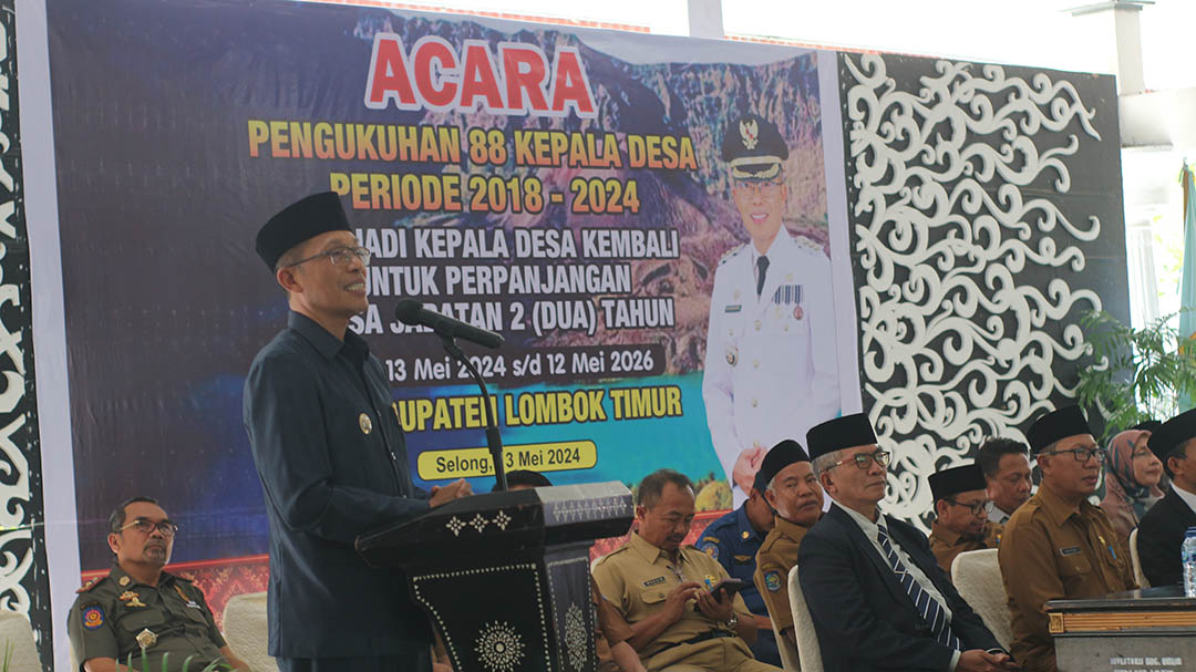 RESMI: Pj Bupati Lotim HM Juaini Taofik dalam acara pengukuhan 88 mantan kades sebagai kepala desa, Senin (13/5).