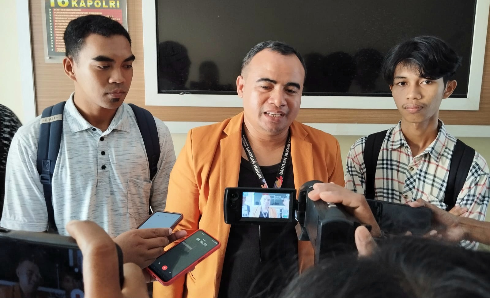 Yan Mangandar memberikan keterangan pada wartawan usai mendampingi kliennya memenuhi panggilan penyidik Ditreskrimsus Polda NTB, Senin (13/5).