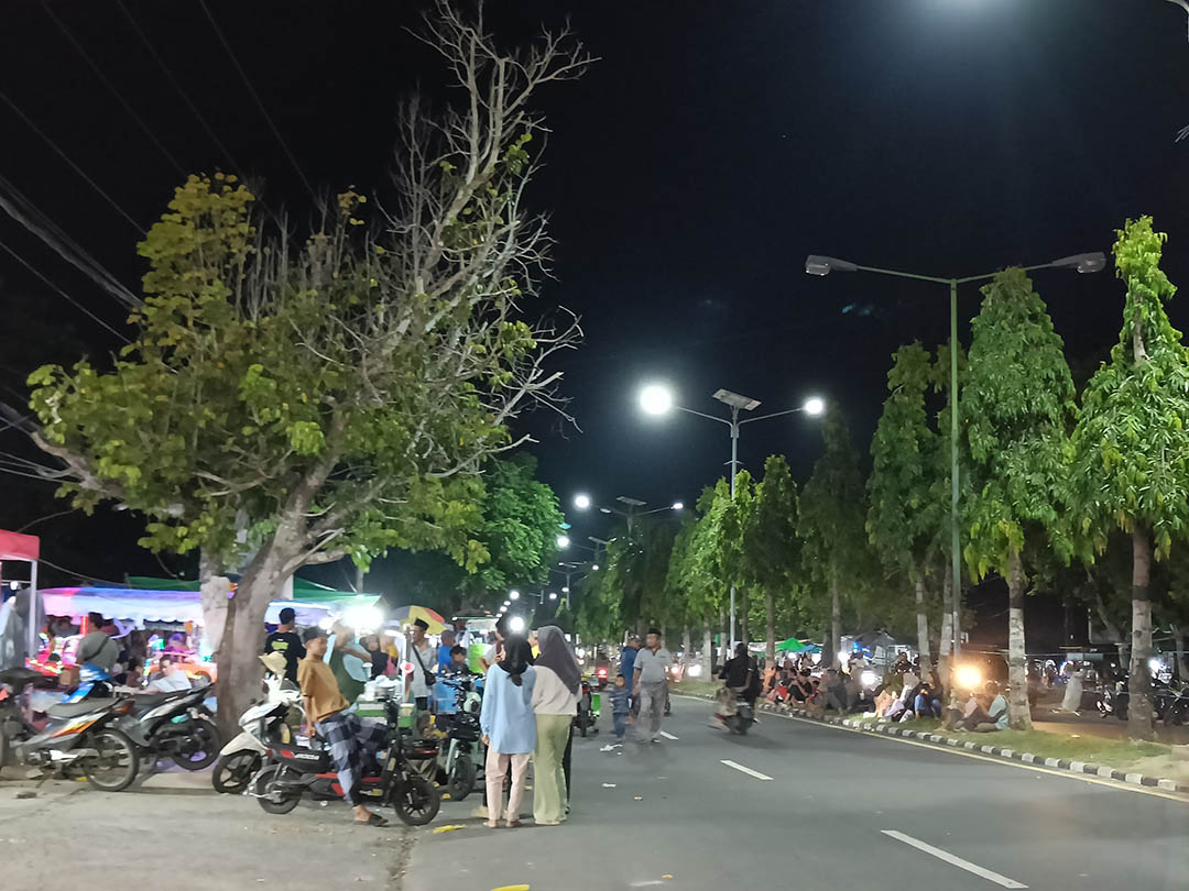 RAMAI: Suasana pasar malam dadakan depan Asrama Haji NTB diramaikan pengantar jamaah haji, Sabtu malam (11/5).