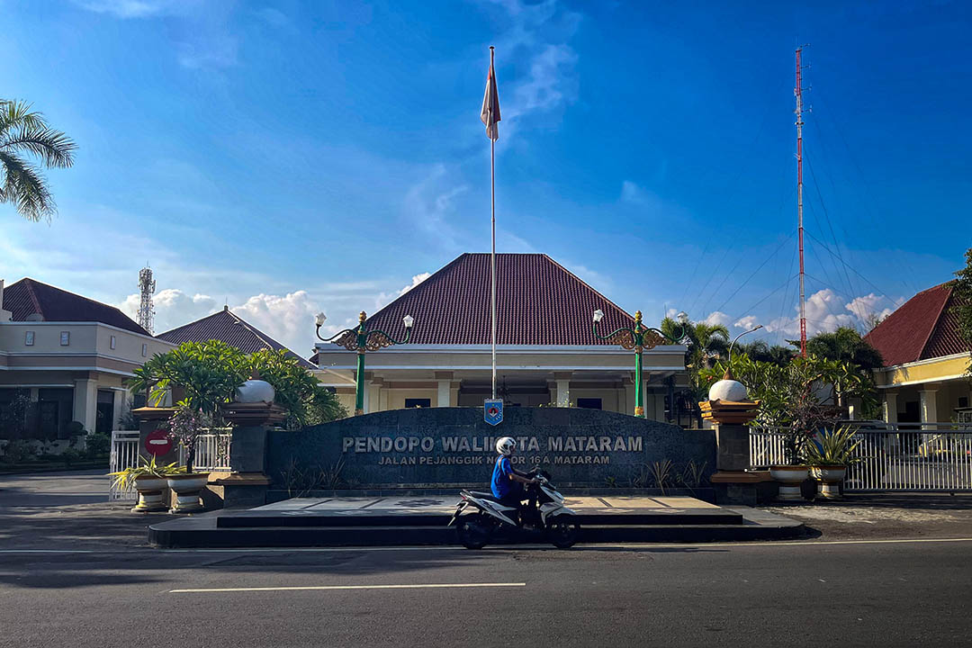 SEGERA DIREVITALISASI: Seorang pengendara melintas di depan Pendopo Wali Kota Mataram, kemarin (13/5). Gedung tersebut bakal direvitalisasi tahun ini.