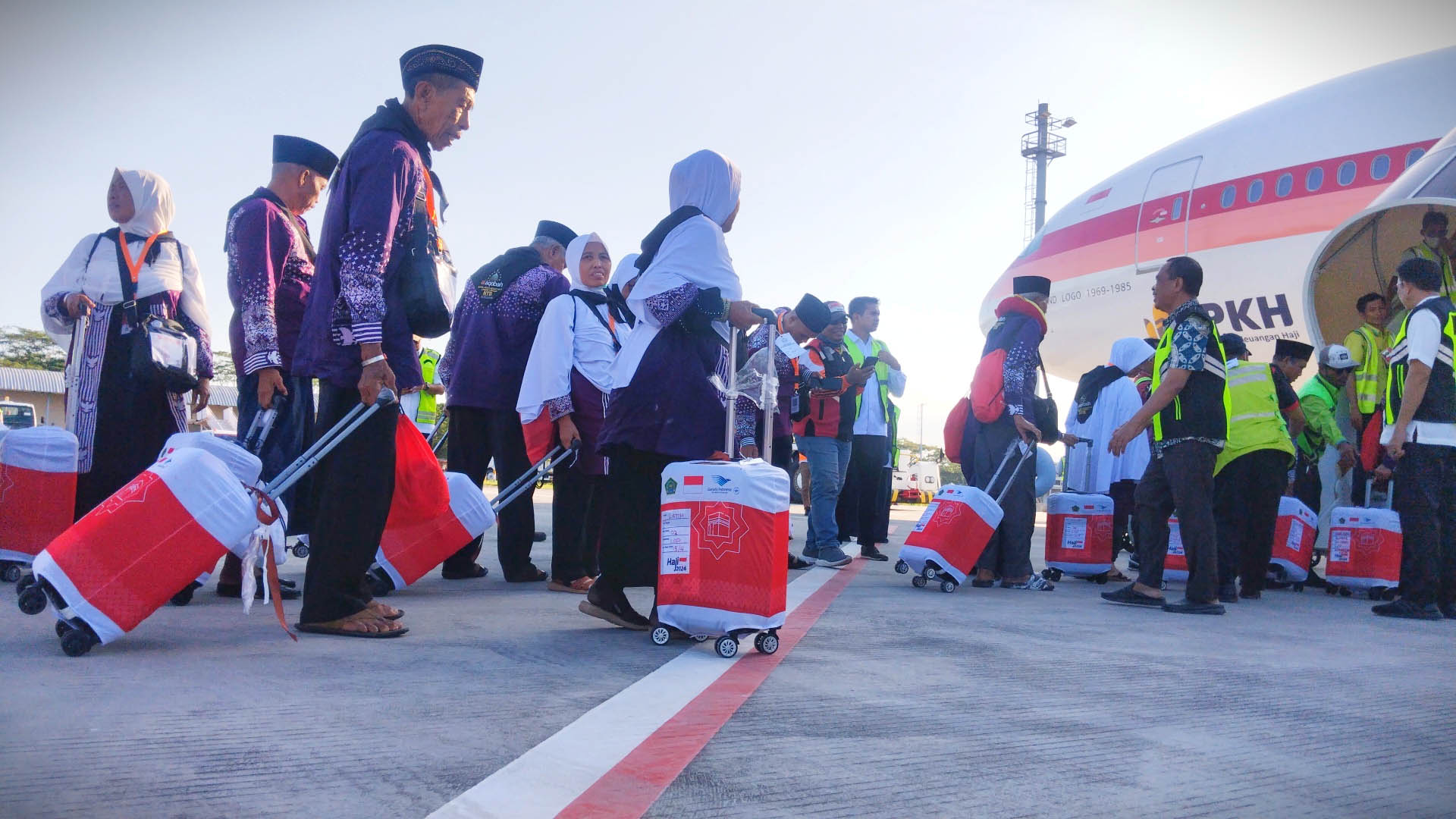 BERANGKAT KE TANAH SUCI: Satu per satu, ratusan calon jamaah haji kloter 02 asal Loteng bersiap menaiki pesawat menuju Madinah, di Bandara Internasional Zainuddin Abdul Madjid, Desa Tanak Awu, Loteng,