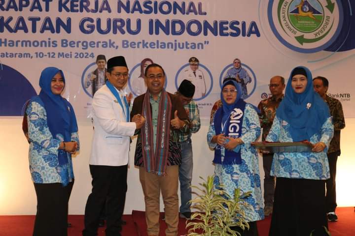 RAKERNAS: Ketua Umum IGI Danang Hidayatullah berjabat tangan dengan Kadis Dikbud NTB H Aidy Furqan pada pembukaan Rakernas di Same Hotel, Kota Mataram, Sabtu (11/5) lalu.