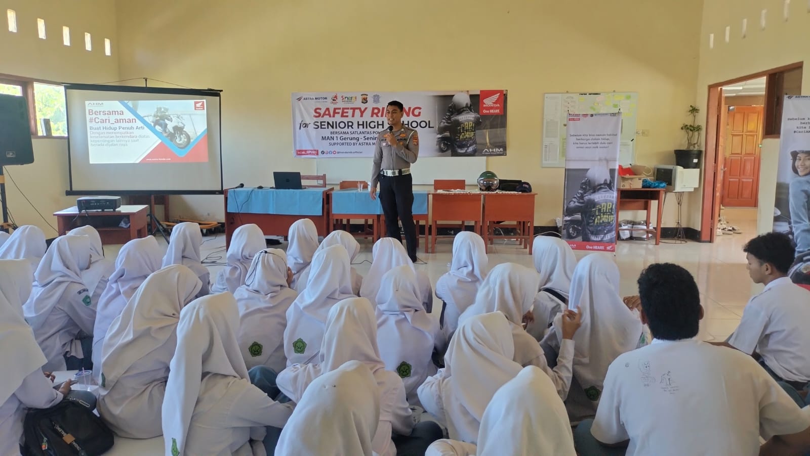 SOSIALISASI: Siswa MAN Lobar mengikuti sosialisasi safety riding di madrasah setempat, kemarin (13/5)