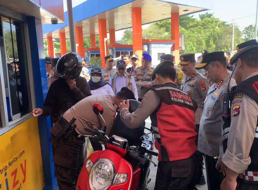 PENGECEKAN : Tim Polres Lobar lakukan pengecekan penumpang roda dua di loket Pelabuhan Lembar beberapa waktu lalu. (chia/lombokpost)