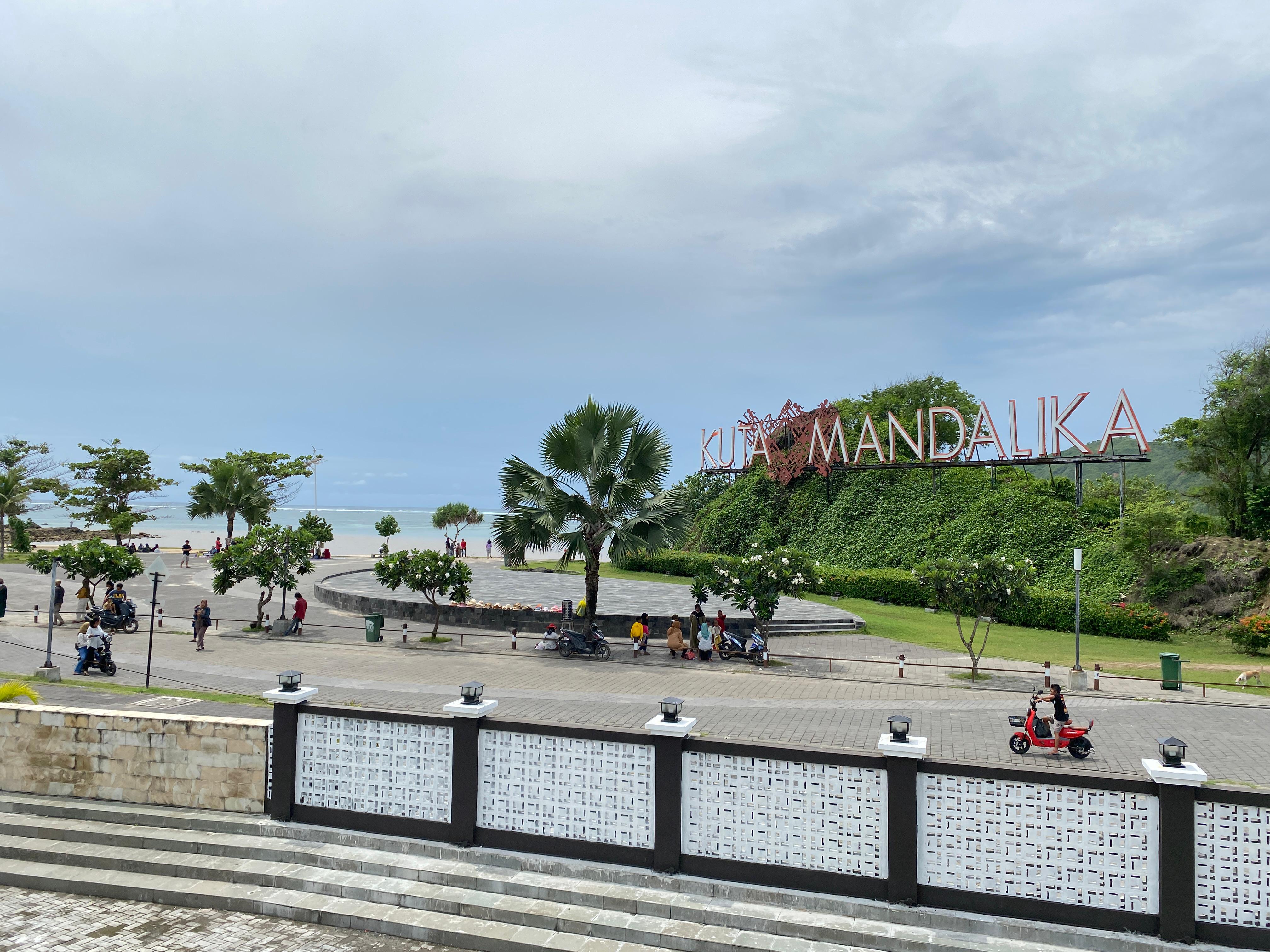 DESTINASI WISATA: Kawasan pantai Kuta-Mandalika yang selalu diramaikan wisatawan lokal maupun mancanegara, dalam mengisi liburan di akhir pekan. (yuyun/lombokpost)
