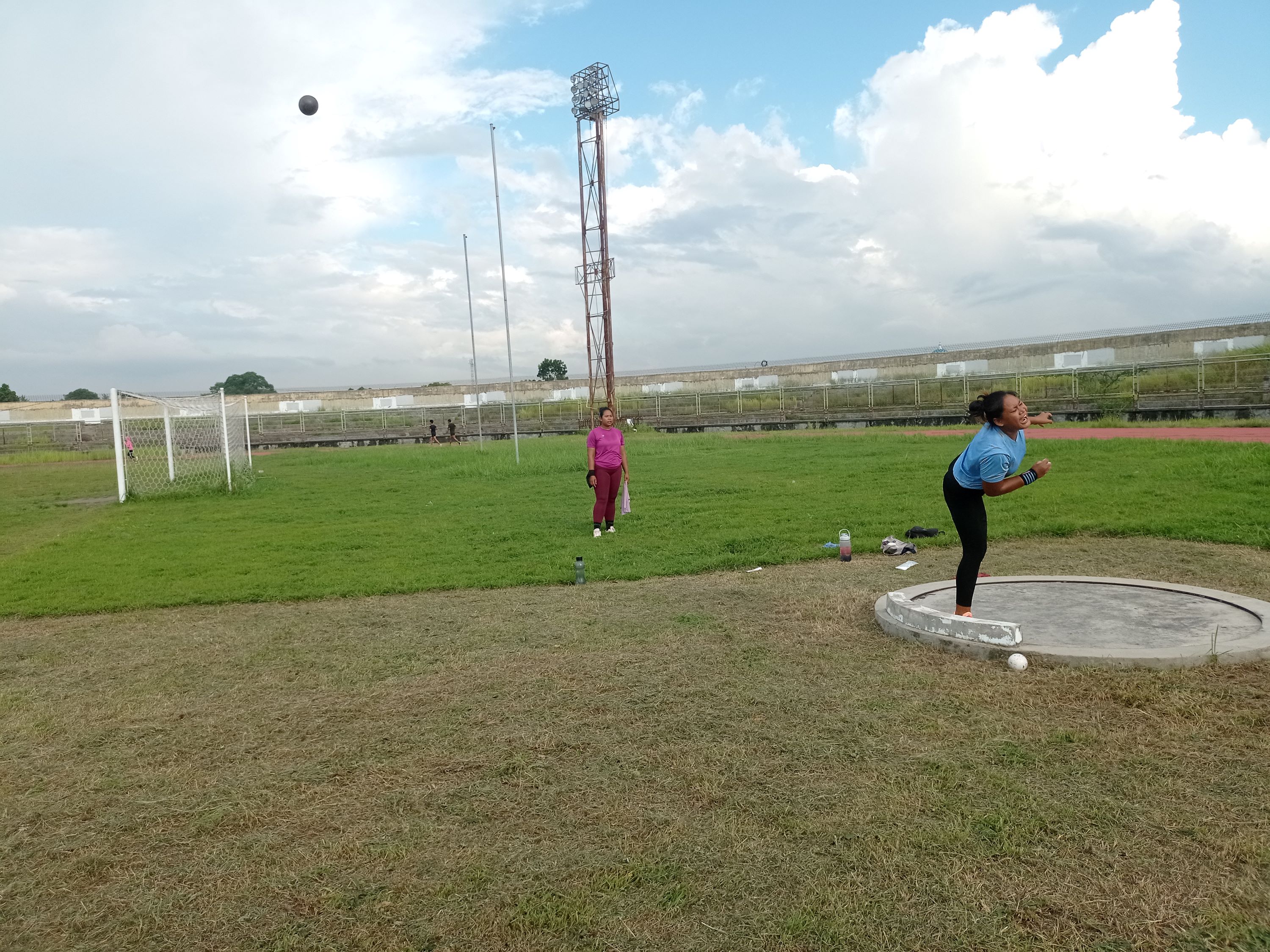 LATIHAN: Atlet tolak peluru NTB menjalani latihan di GOR 17 Desember, beberapa waktu lalu.(dok/lombokpost)