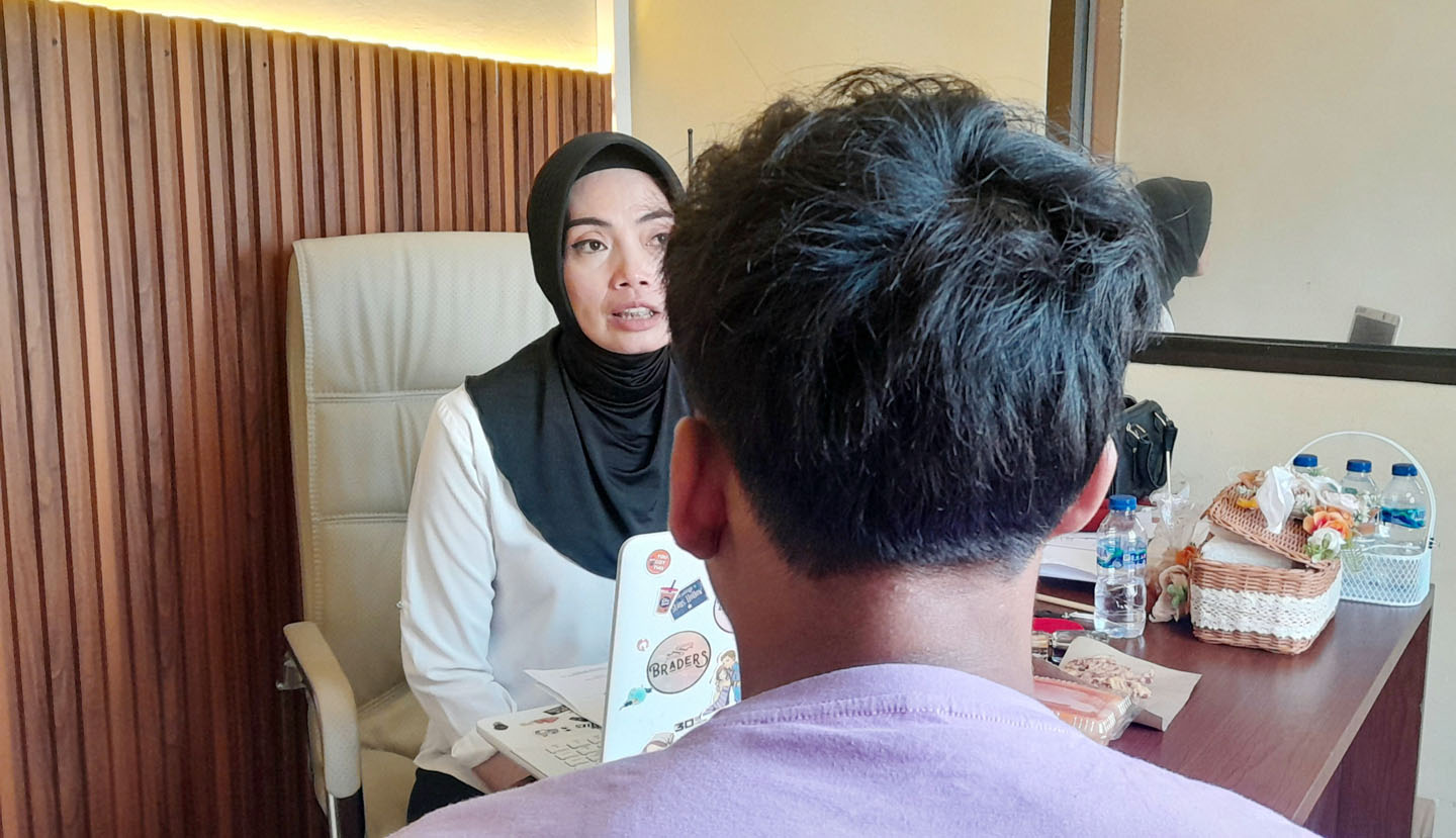 Kanit PPA Satreskrim Polresta Mataram Ipda Nur Imansyah menginterogasi pelajar berinisal AA yang terjerat kasus pencurian kotak amal masjid.
