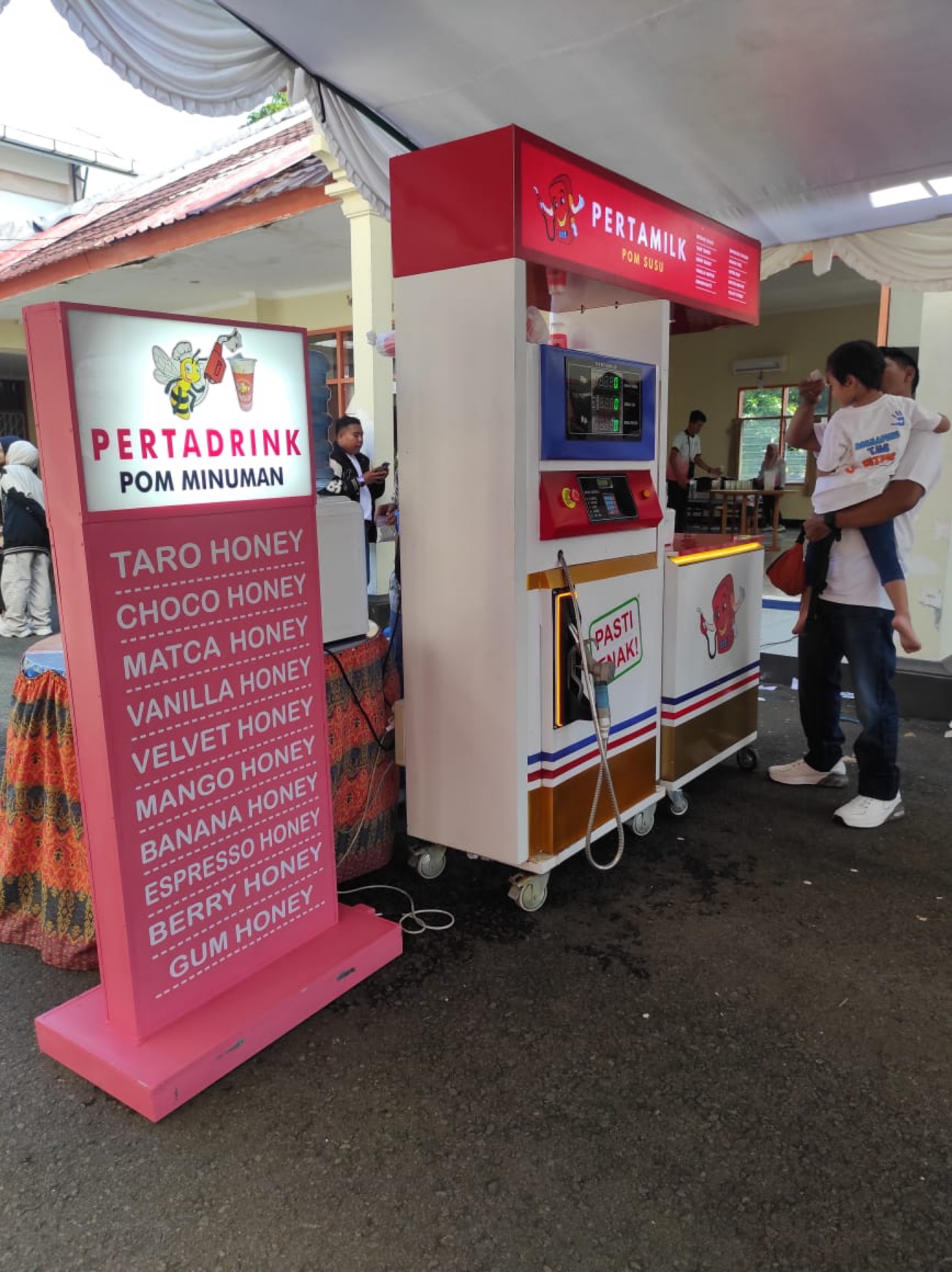 UNIK: Salah satu kontainer Pertamilk yang hadir dalam kegiatan bazar UMKM di Halaman Kantor Perum Bulog NTB, pekan lalu. (ferial/LombokPost)
