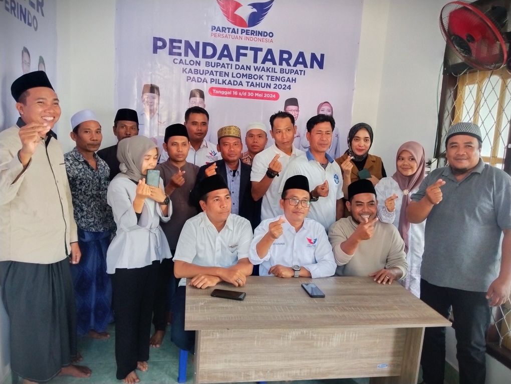BUKA PENJARINGAN: Ketua DPD Partai Perindo Loteng Lalu Edi Gunawan (duduk-tengah) membuka pendaftaran calon bupati dan wakil bupati pada Pilkada Loteng 2024 di kantor setempat, Rabu (15/5).
