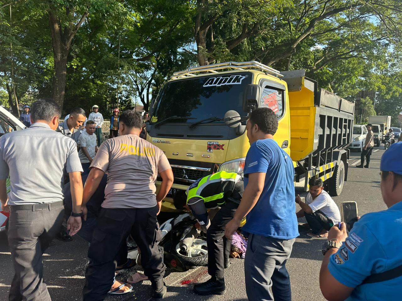 Polisi evakuasi korban lakalantas depan Masjid Jami