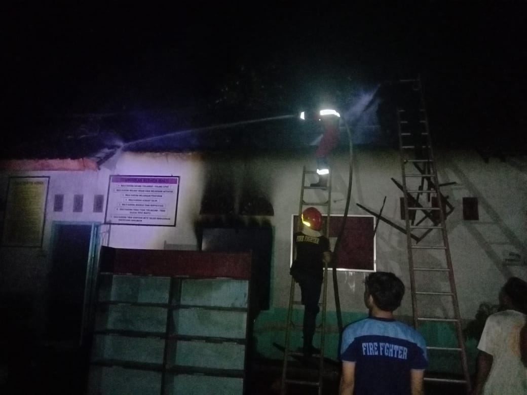 Suasana pemadaman api yang dilakukan petugas Damkartan Loteng pada ruang kantor MTs di Desa Mekar Damai, Praya, Selasa (14/5) malam.