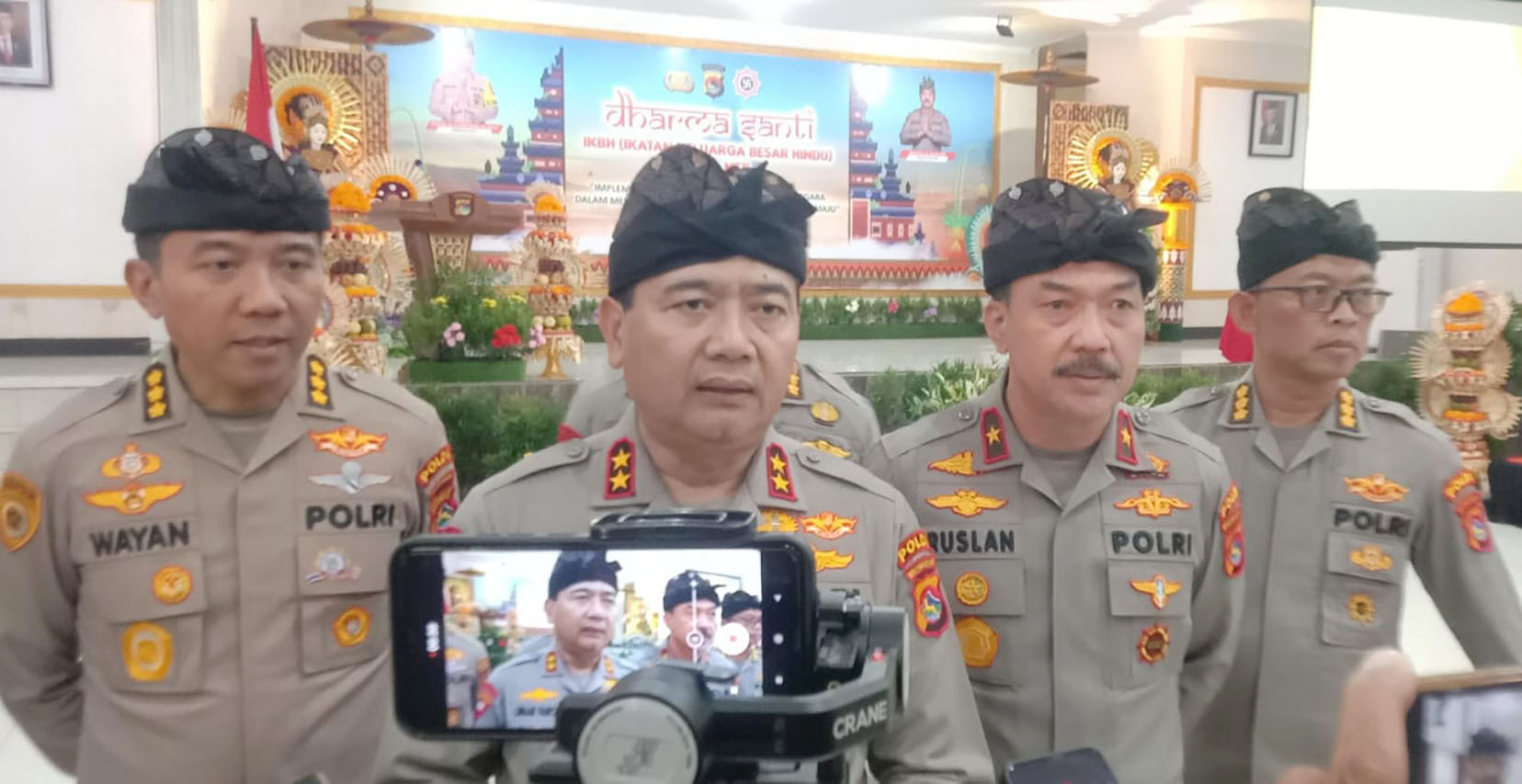 Kapolda NTB Irjen Umar Faroq (dua dari kiri) memberikan keterangan terkait pengamanan WWF di Bali.