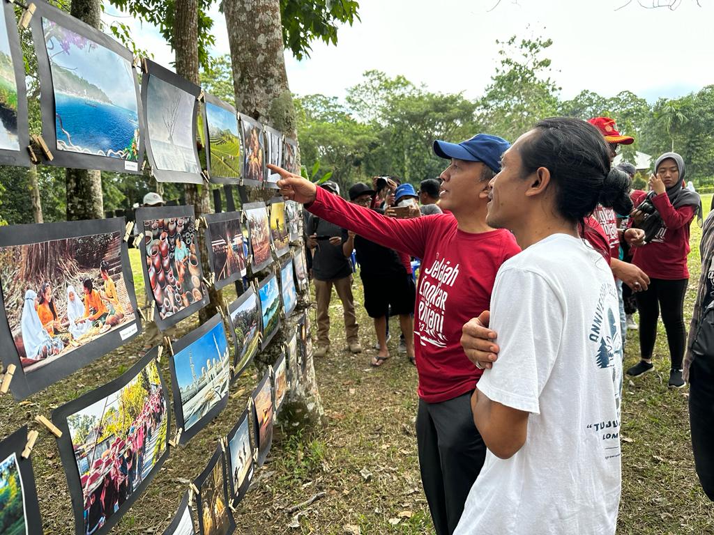 KEREN: Komunitas Phone Graphy Lombok memamerkan karya hasil jepretan fotonya.