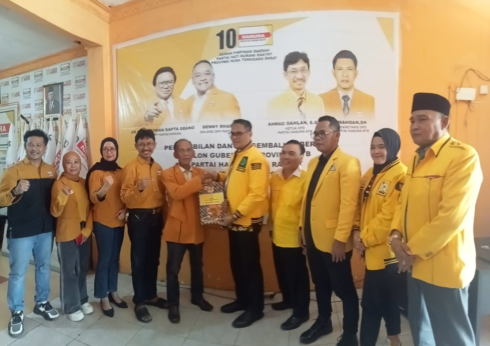 RESMI: Jajaran pengurus Golkar Kota Mataram dan pengurus Hanura NTB berfoto bersama sambil menyerahkan berkas. (Zad/LombokPost)