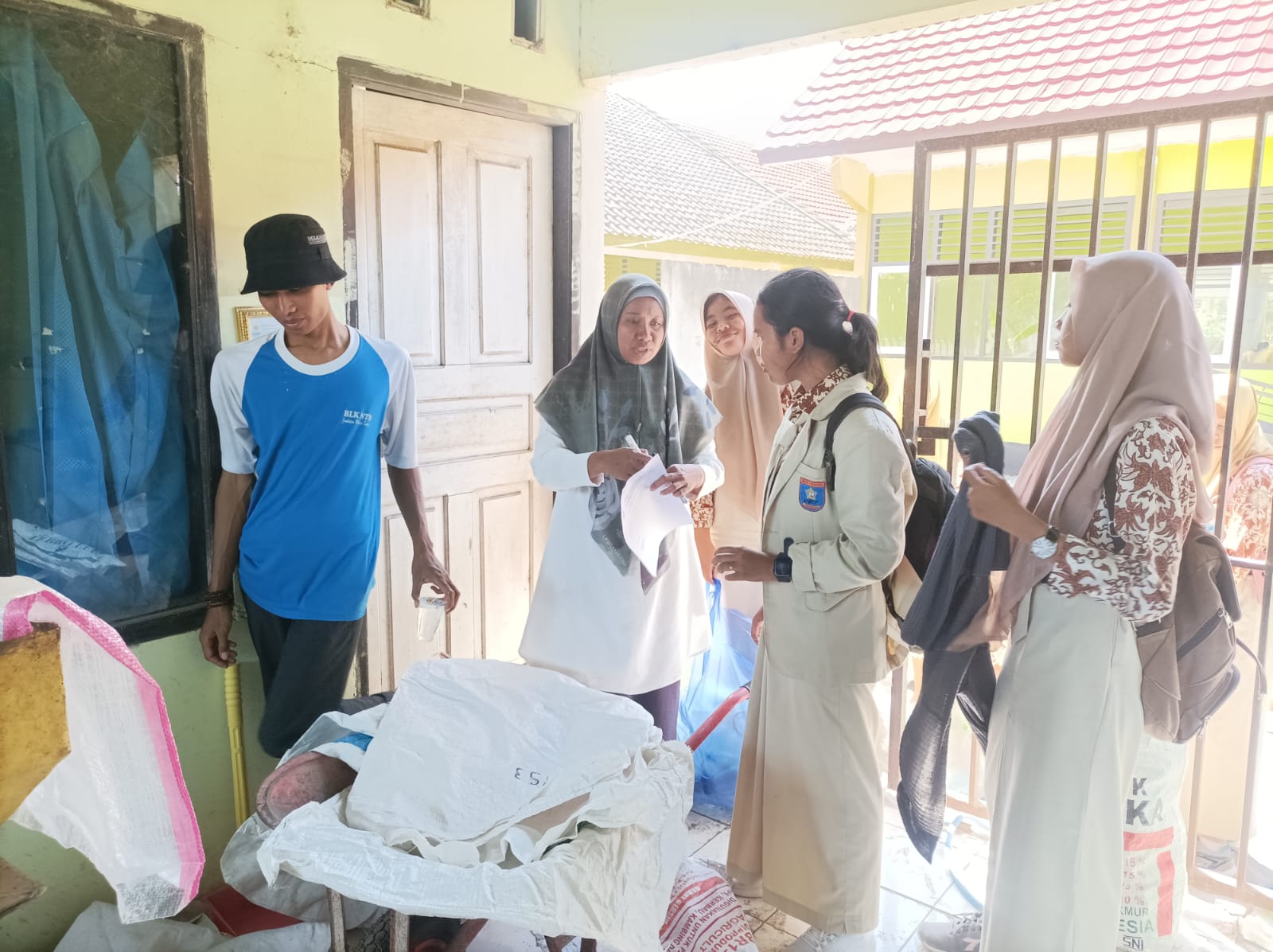 TABUNGAN SAMPAH: Tim Zero Waste SMAN 1 Gerung mendata sampah yang diserahkan siswa di sekolah, belum lama ini.