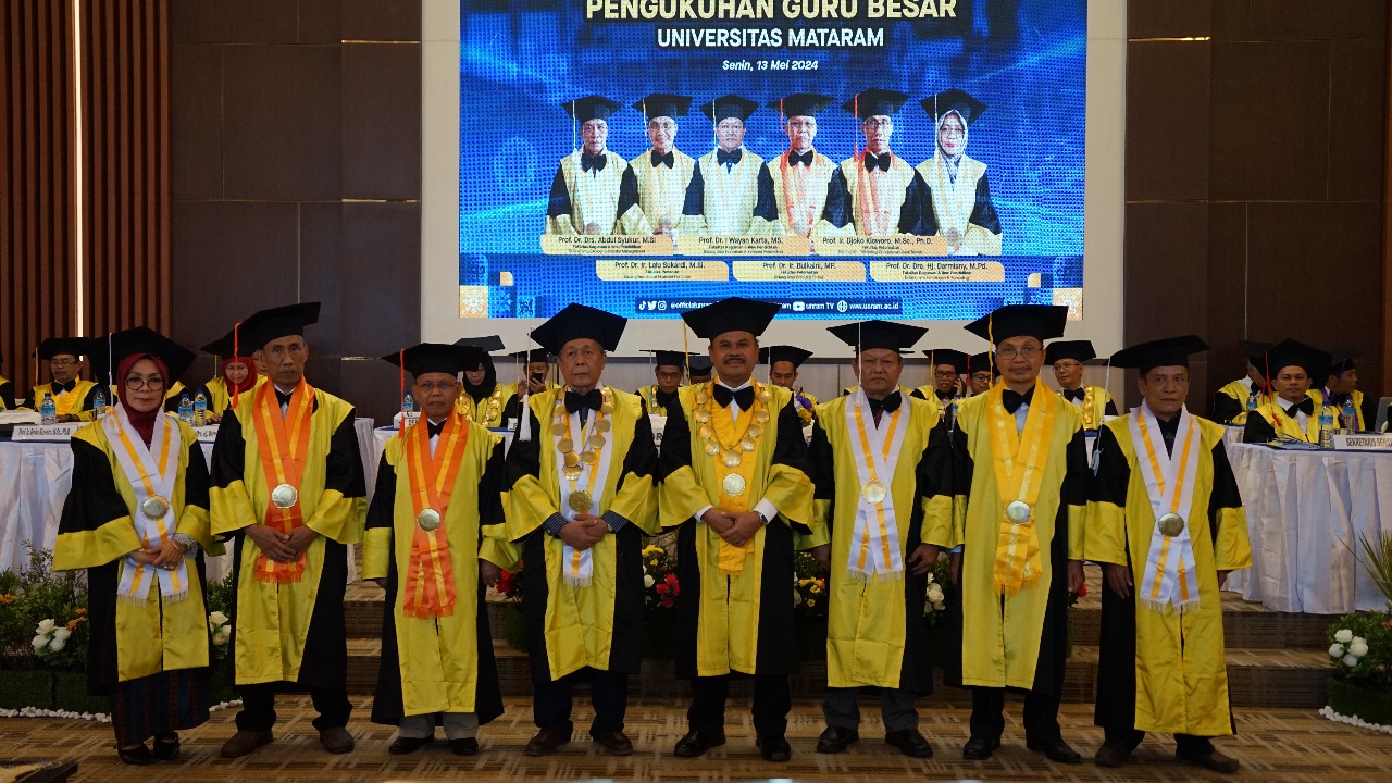 KUKUHKAN: Rektor Unram Prof Bambang Hari Kusumo usai mengukuhkan enam guru besar di Ruang Sidang Senat, Rektorat Unram, Senin (13/5) lalu.