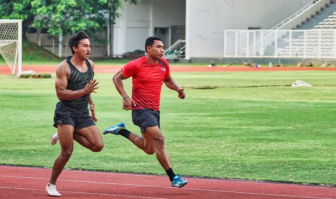 LATIHAN: Atlet atletik NTB Sudirman Hadi (merah) saat menjalani latihan di pelatnas PB PASI.