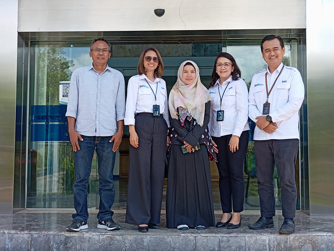 SILATURRAHMI: Branch Manager Bank BTN cabang Mataram Joyce Ivone Mandagi (dua kiri) berfoto bersama GM Lombok Post Haliludin (kiri) dan Sekretaris Redaksi Lombok Post Baiq Farida Alawiyah (tengah)