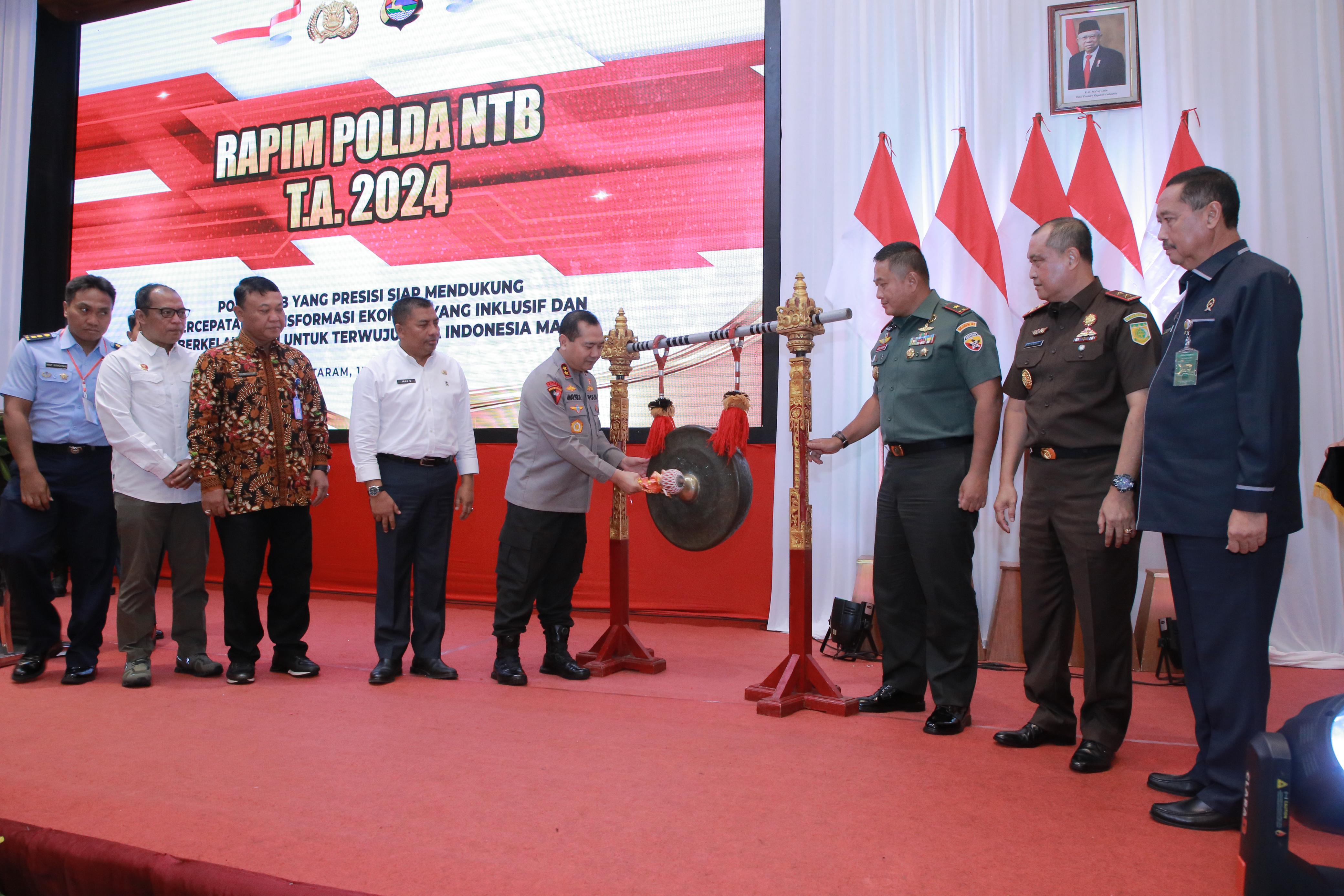 Kapolda NTB Irjen Umar Faroq saat membuka rapim di Hotel Lombok Raya Mataram, Rabu (15/5).