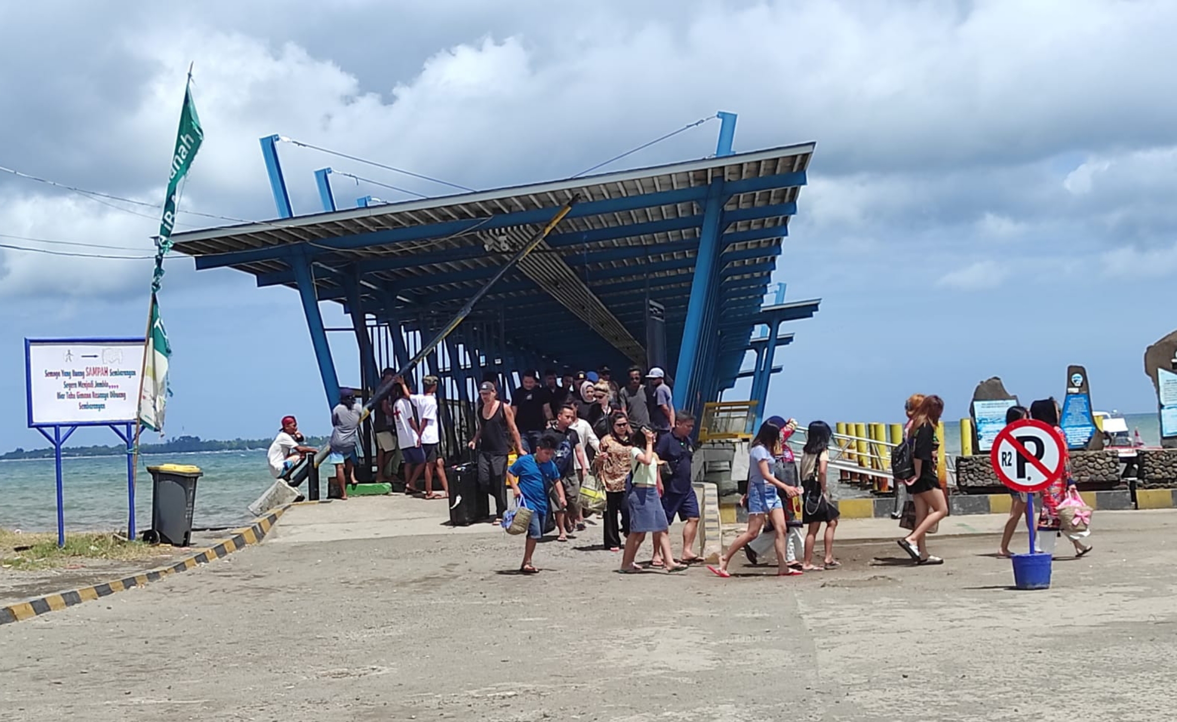 REKREASI: Sejumlah wisatawan yang akan berlibur ke Gili Tramena melalui Pelabuhan Bangsal, beberapa waktu lalu.