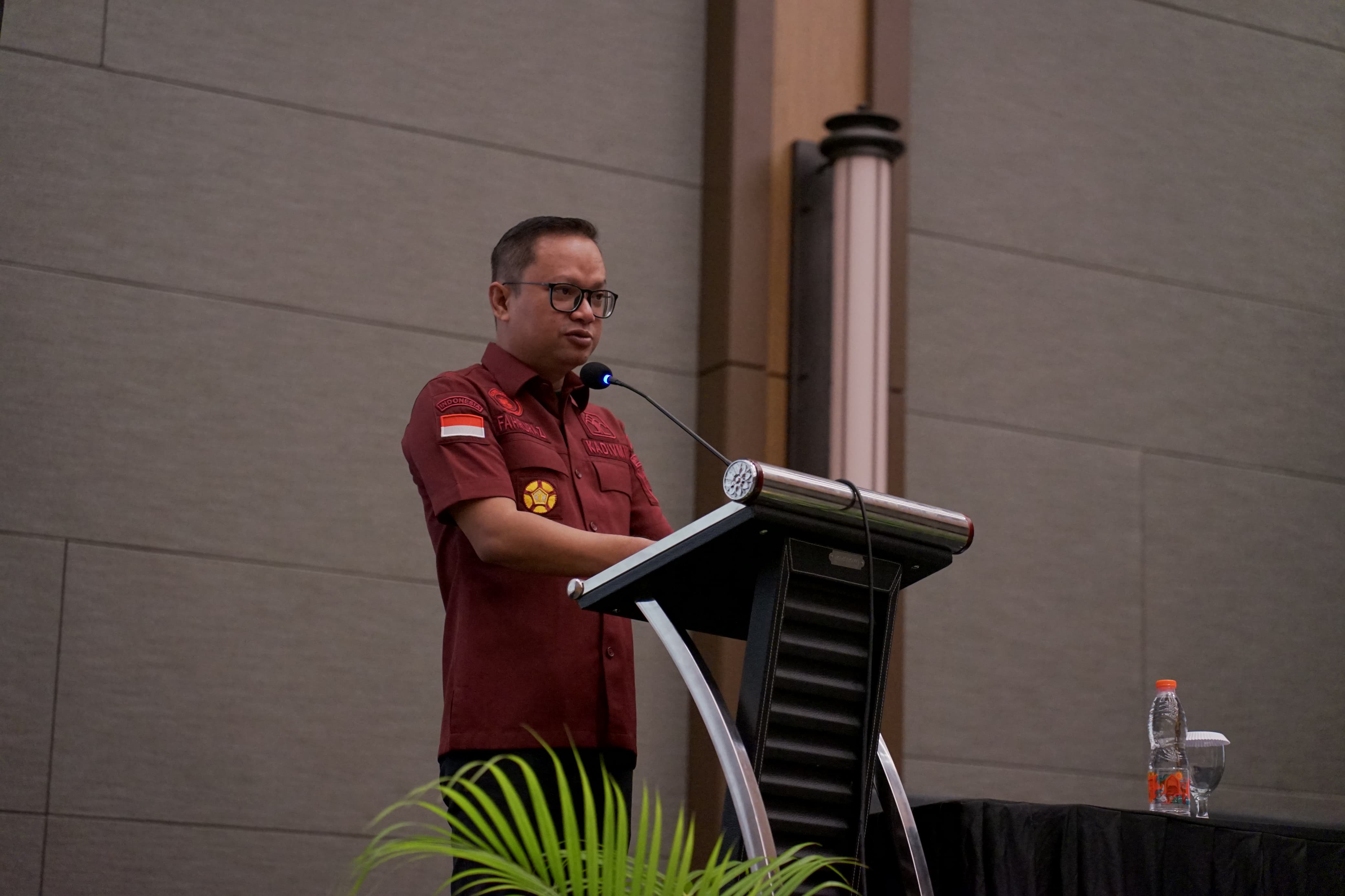 BUKA ACARA: Kepala Divisi Pelayanan Hukum dan HAM Kanwil Kemenkumham NTB Achmad Fahrurrazi saat membuka kegiatan Diseminasi Pelayanan Publik Berbasis HAM di Hotel Prime Park, Mataram, Kamis, (16/5).