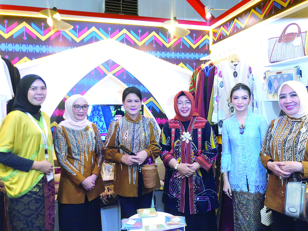 : Ibu Negara Hj Iriana Jokowi didampingi Pj Ketua Dekranasda NTB Hj Lale Prayatni saat pembukaan pameran dalam rangkaian HKG PKK Ke-52 dan HUT Ke-44 Dekranas 2024 di Hotel Alila, Solo, Jawa Tengah, Ra