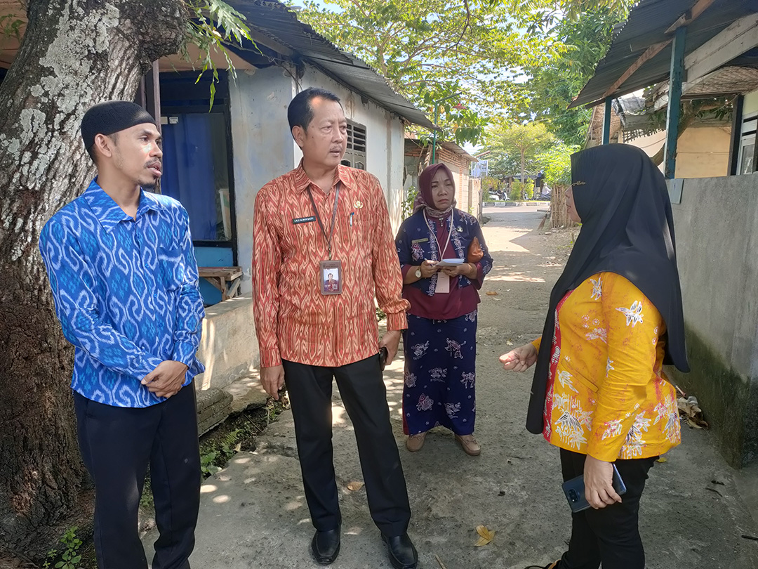 TERTIBKAN ASET: Sekda Kota Mataram Lalu Alwan Basri didampingi pejabat dari Badan Keuangan Daerah (BKD) Kota Mataram berdiskusi dengan guru yang menghuni rumah dinas guru, kemarin (16/5).  (harli/LP)