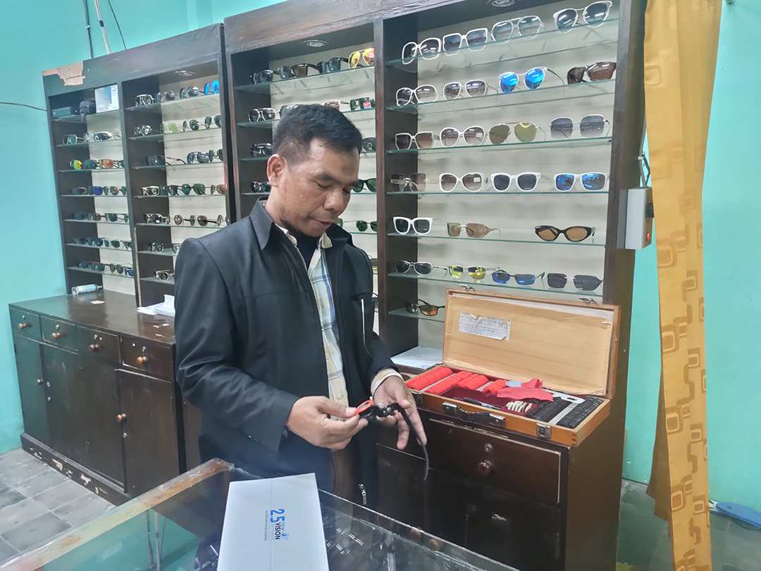 KERJA KERAS: Bohrumi memeriksa kacamata di toko miliknya di Pasar Cakranegara, kemarin (15/5). (harli/LP)