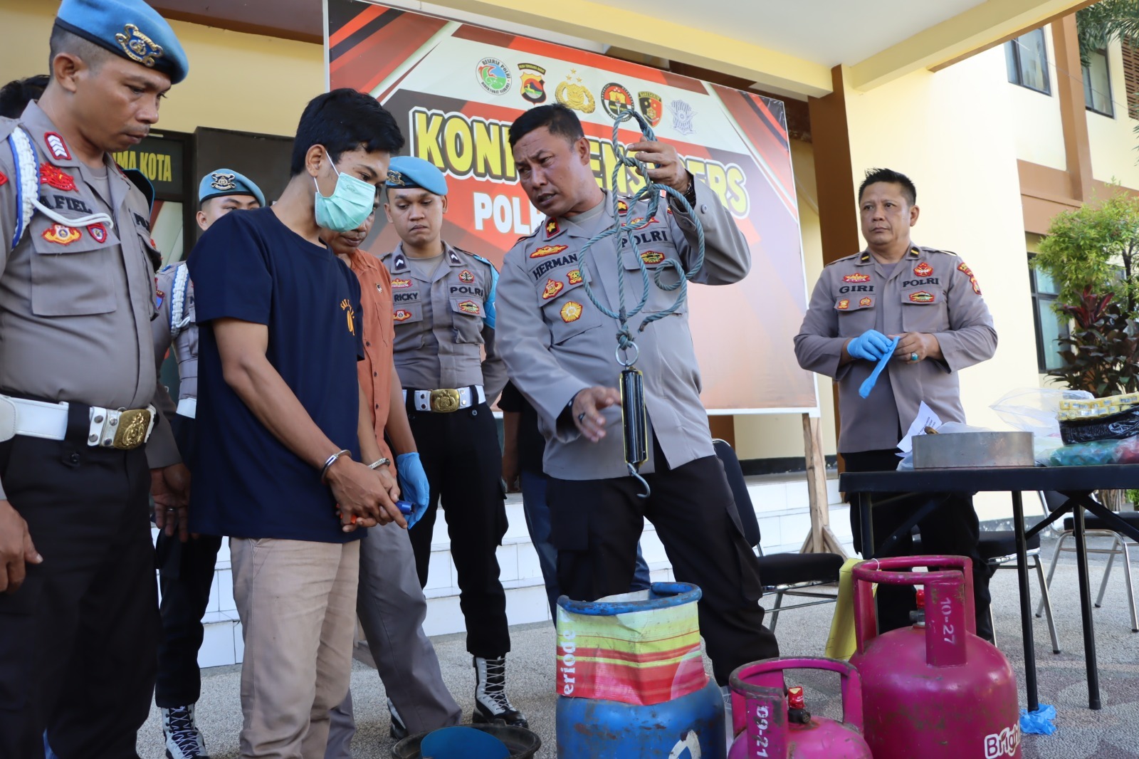 PRAKTIKAN OPLOS ELPIJI: Pelaku AR mempraktikan pengoplosan elpiji di Polres Bima Kota