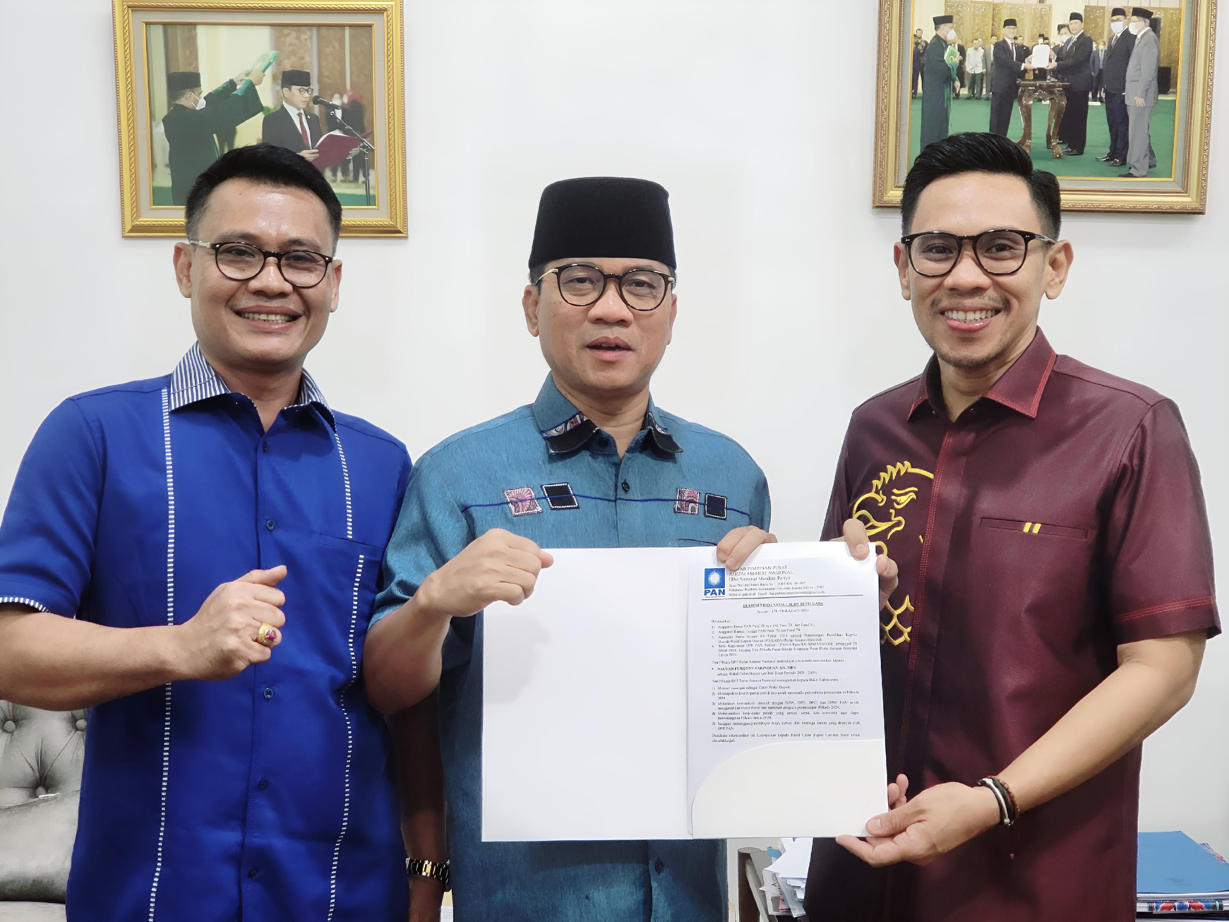 SERAHKAN: Wakil Ketua Umum DPP PAN Yandri Susanto (tengah) menyerahkan rekomendasi kepada Calon Bupati Nauvar F Farinduan (kanan) bersama ketua DPD PAN Lobar Adnan, belum lama ini.(ist/LP)