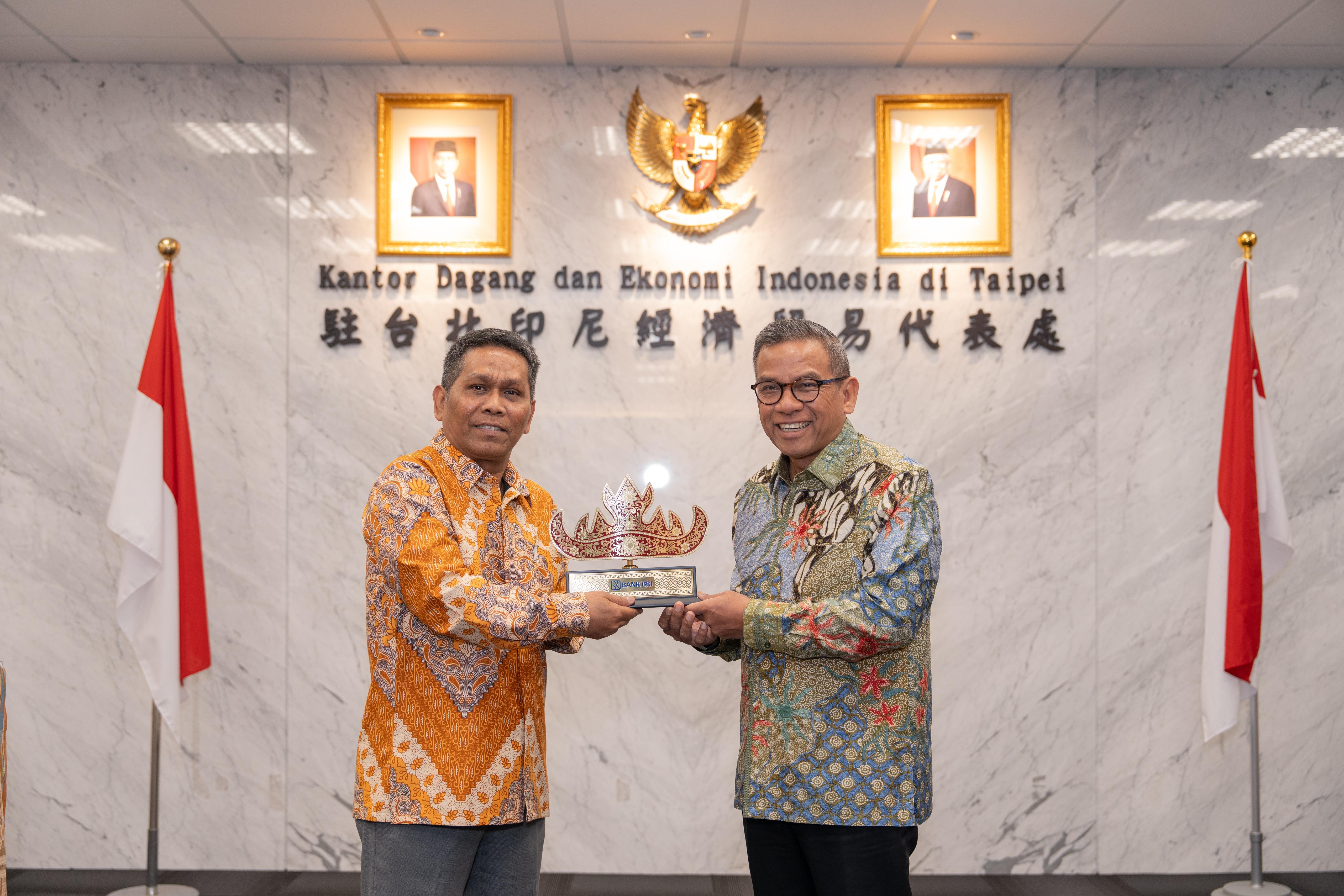 BRI Kamis (16/5) menandatangani Perjanjian Kerjasama Layanan Pelimpahan Pendapatan Negara Bukan Pajak (PNBP) yang diterima di KDEI Taipei untuk disetorkan langsung ke Kas Negara