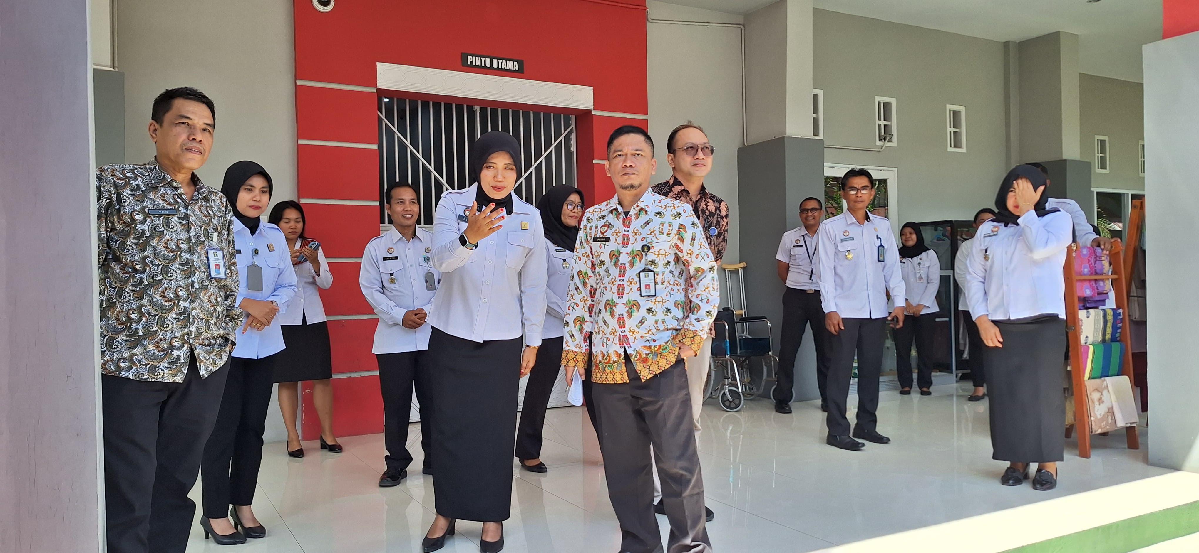 VERIFIKASI LAPANGAN: Tim penilai dari Inspektorat Jenderal Kemenkumham mengunjungi dua satuan kerja Kanwil Kemenkumham NTB sebagai sampel, Rabu (15/5).